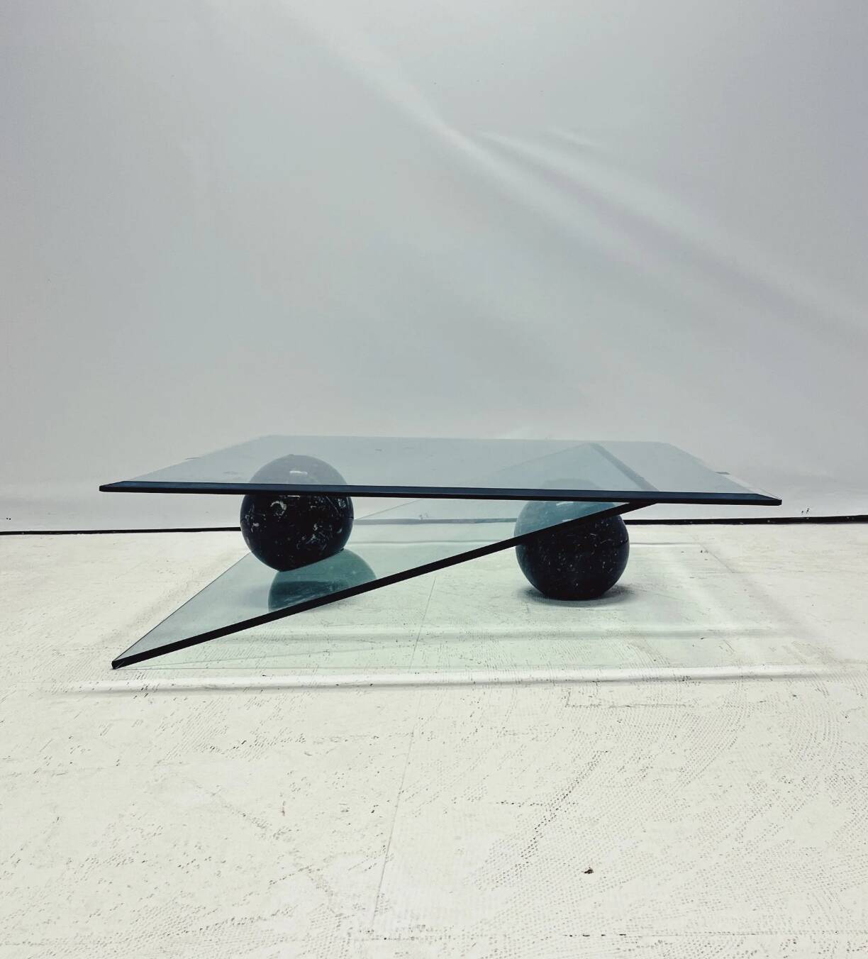 Table basse design sculptural - Marbre noir et verre style années 80