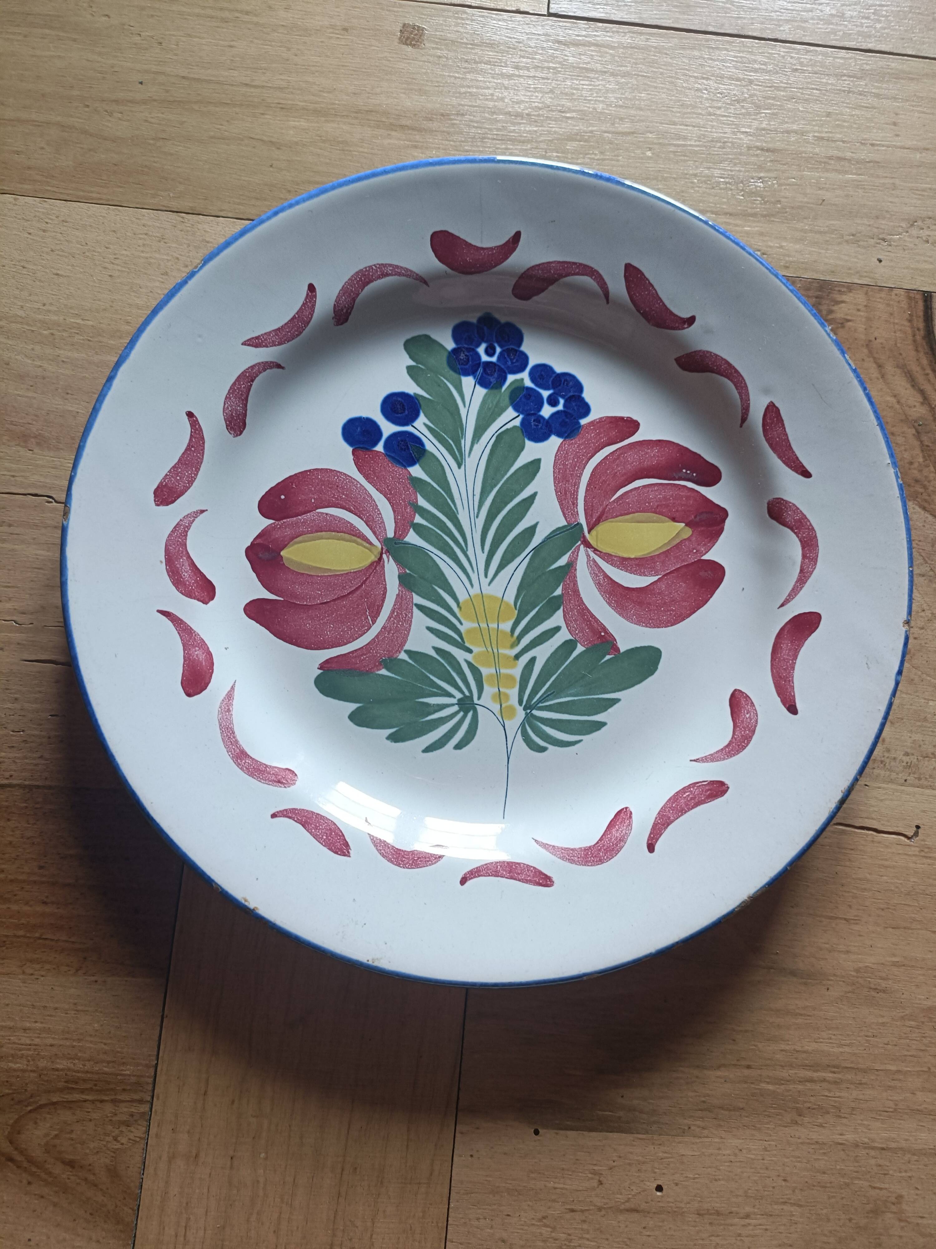 Assiette en faïence de l'Est