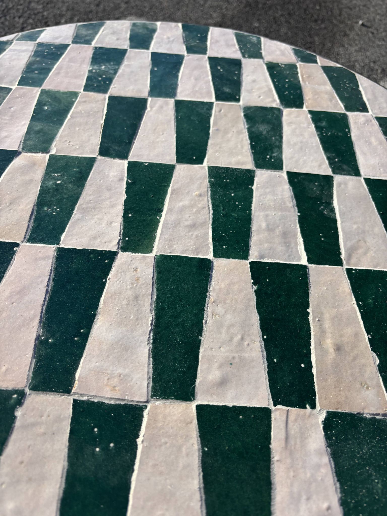 Round coffee table in green and white zellige – handcrafted Moroccan.