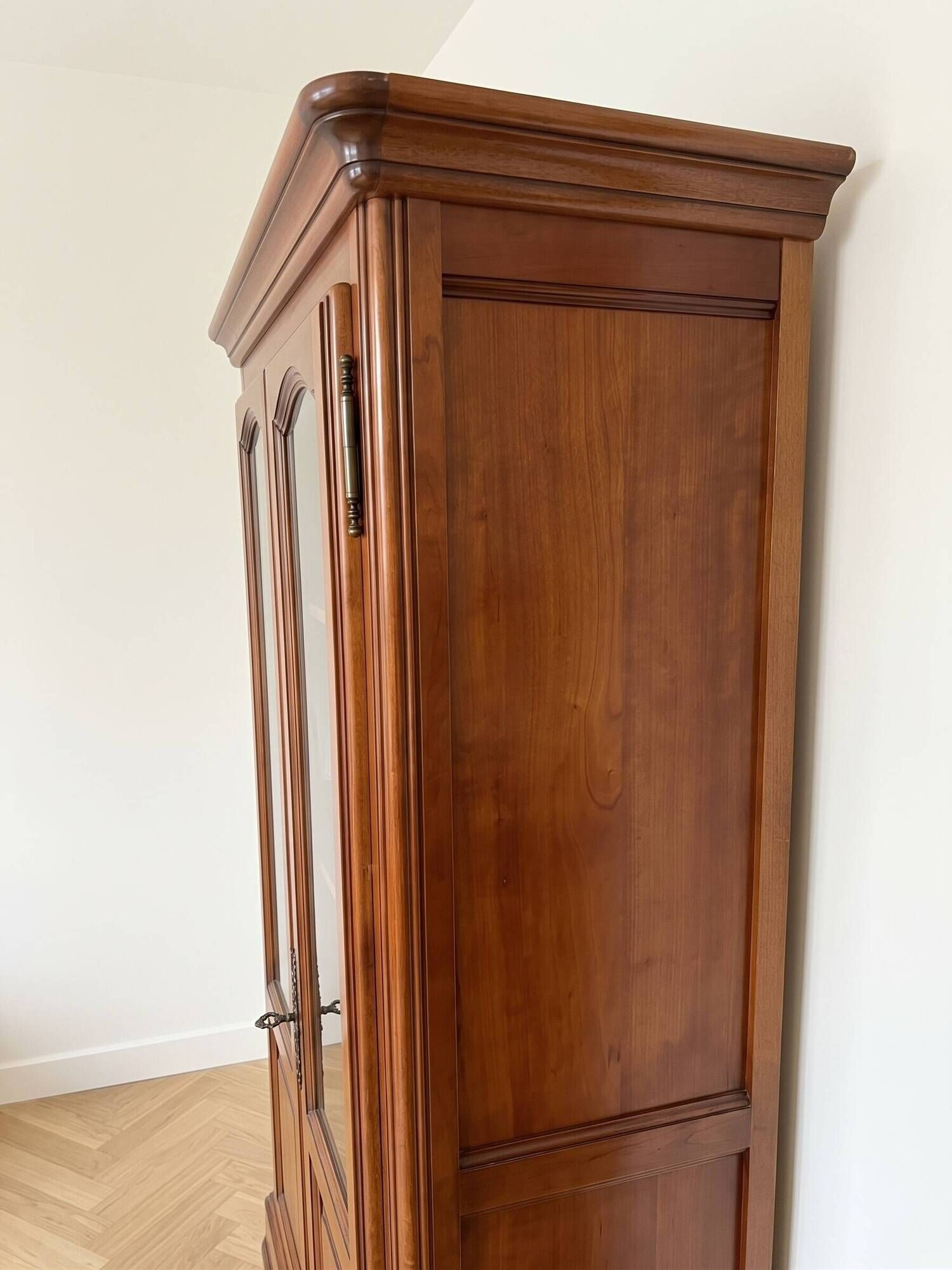 Classic showcase library in cherry wood