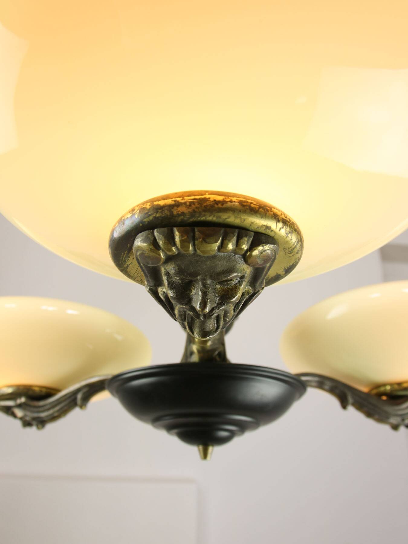 Lustre figuratif Art Déco en laiton français, 1930