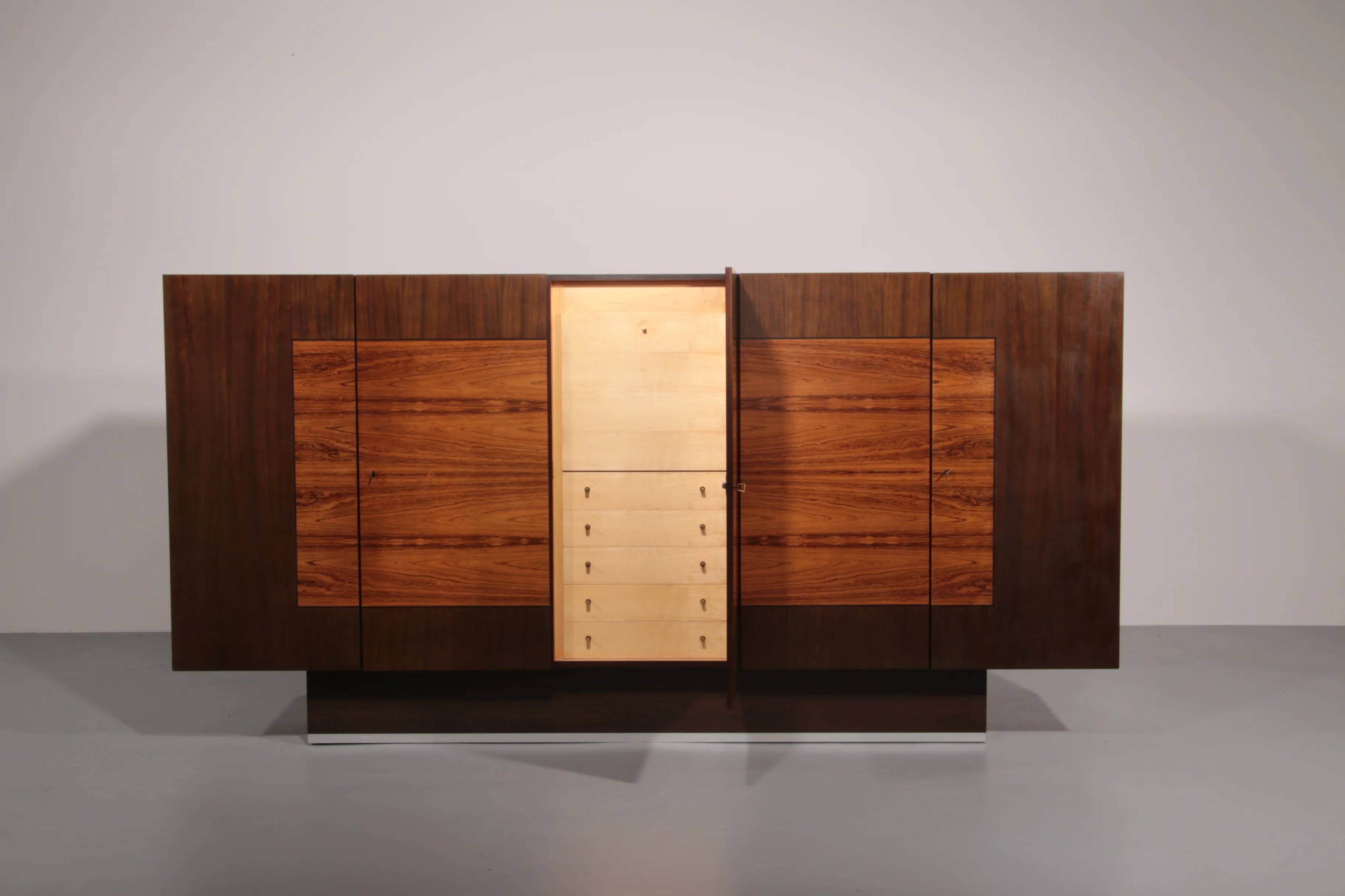 Beautiful large wall unit with plenty of storage space and a bar cabinet, 1970.