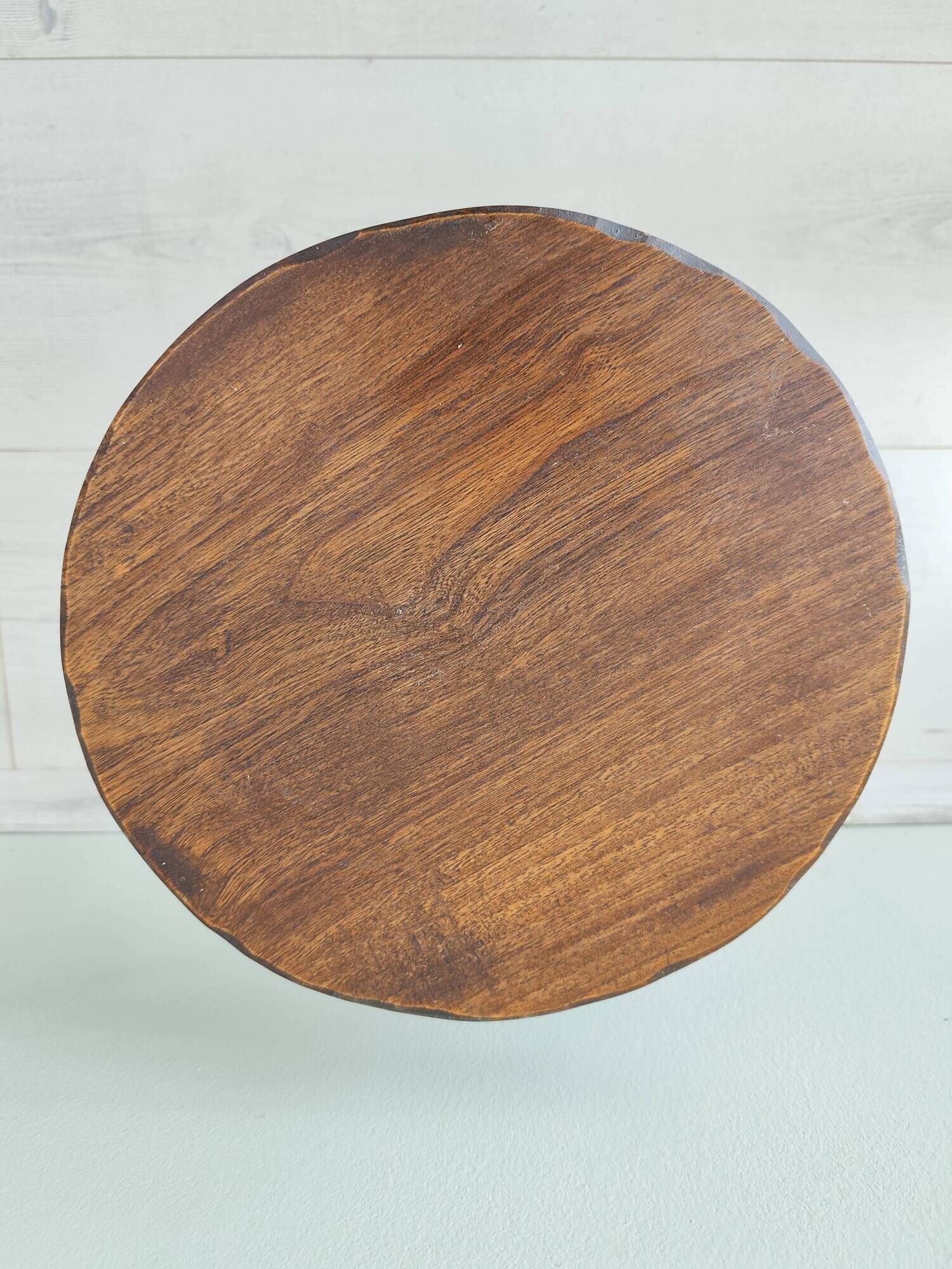 Tabouret brutaliste en ceps de vigne