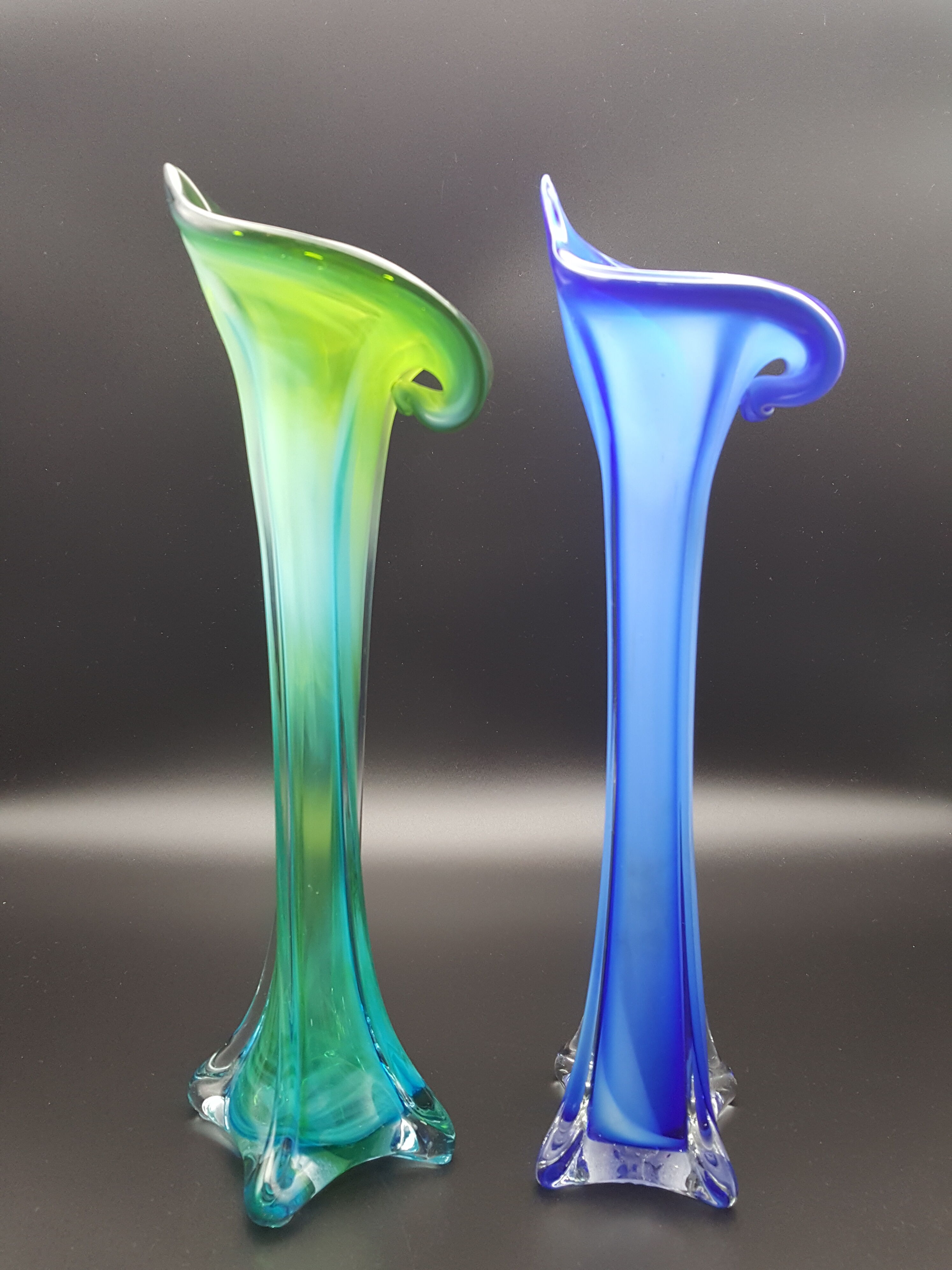 Paire de vases en verre soufflé soliflore vert et bleu