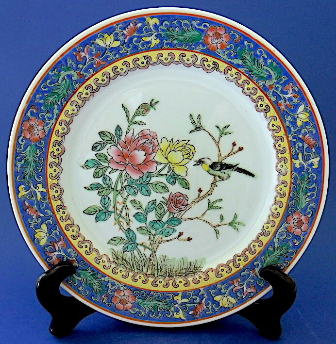 Chinese porcelain plate decorated with a trendy bird