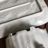 Service à asperges composé d’un plat et son égouttoir en barbotine. Estampillé FG