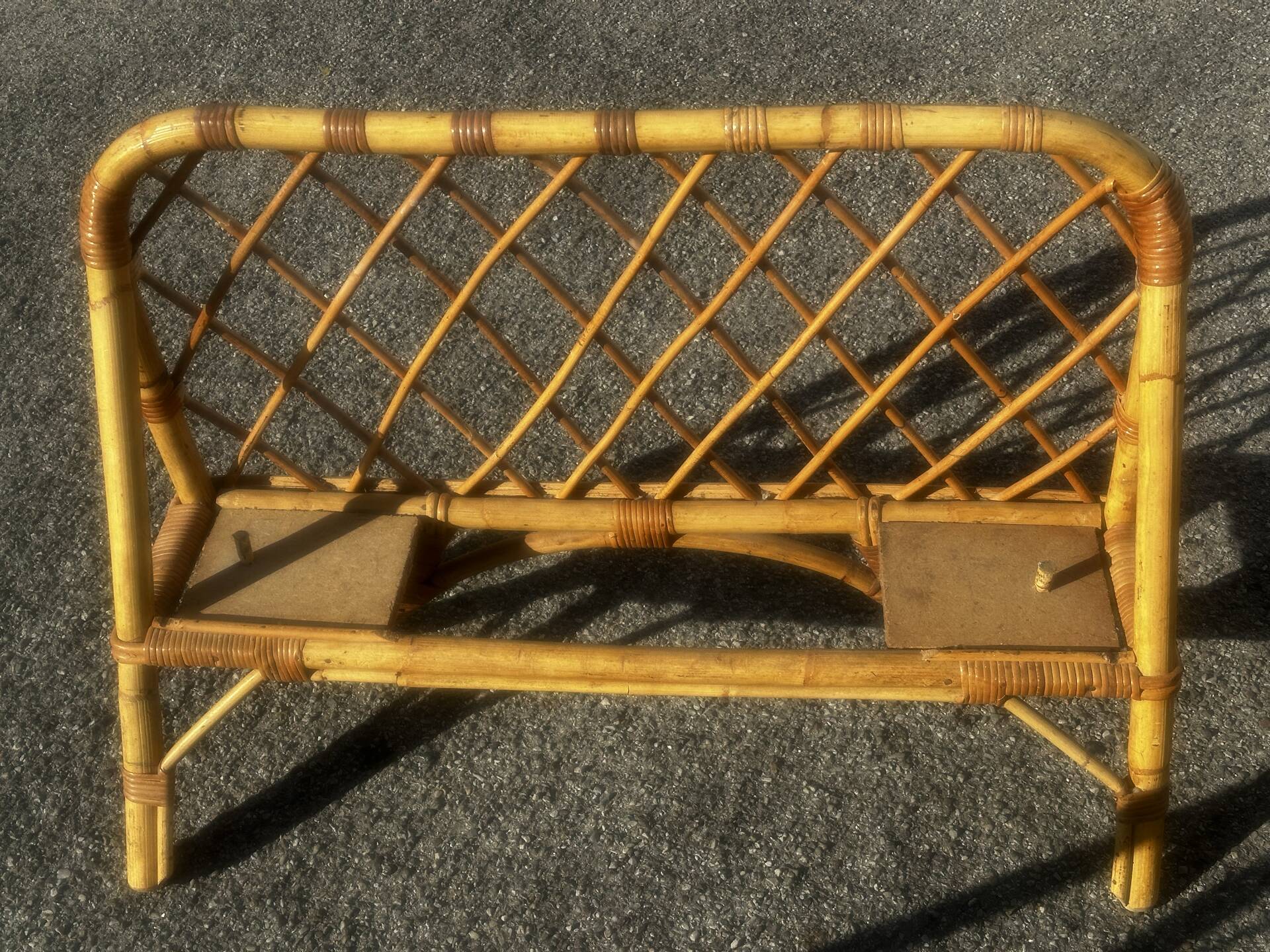 Pair of vintage single beds in rattan, 1970s.