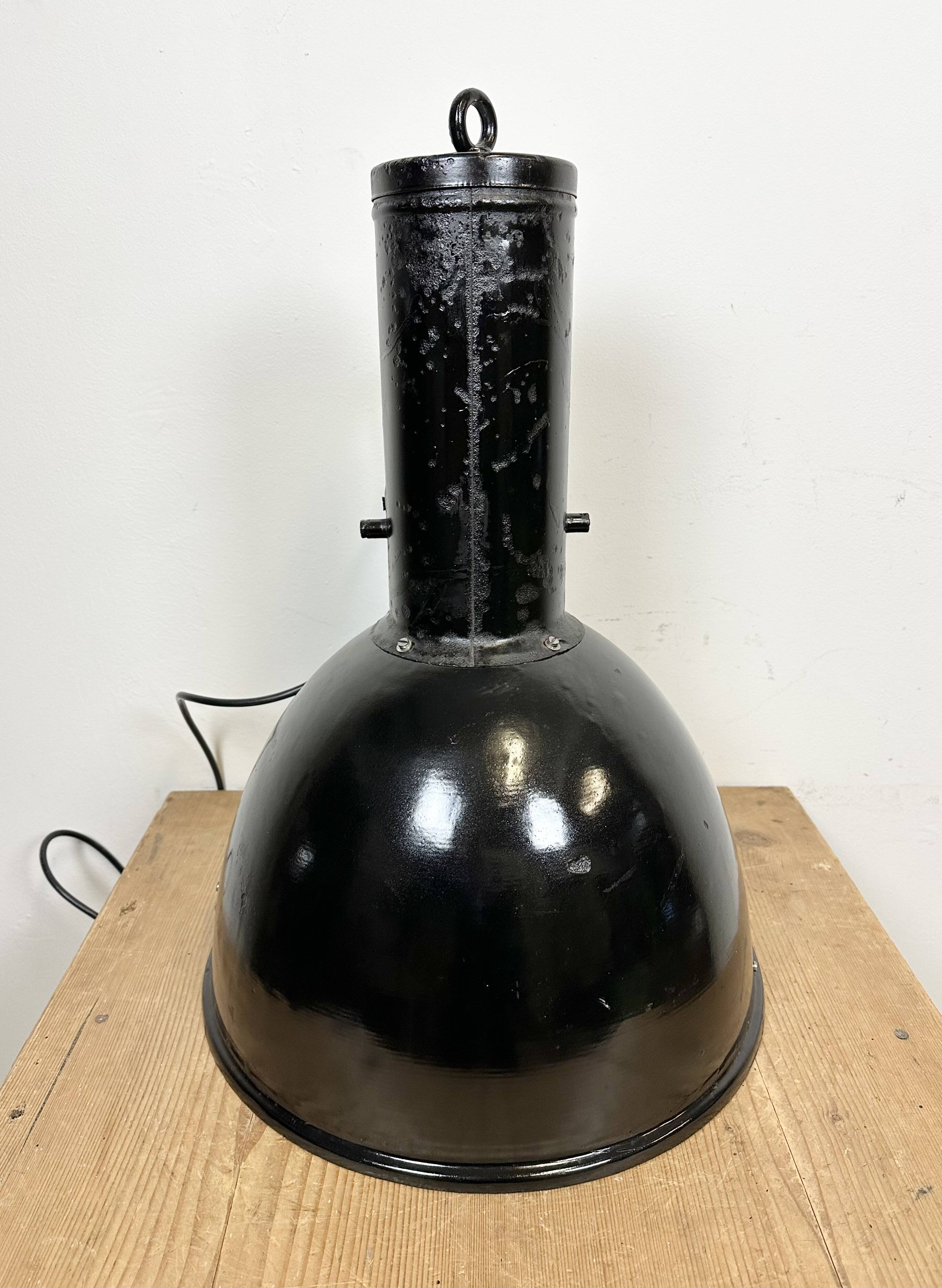 Suspension industrielle en émail noir, 1950s