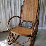 Rocking-chair en cannage ancien