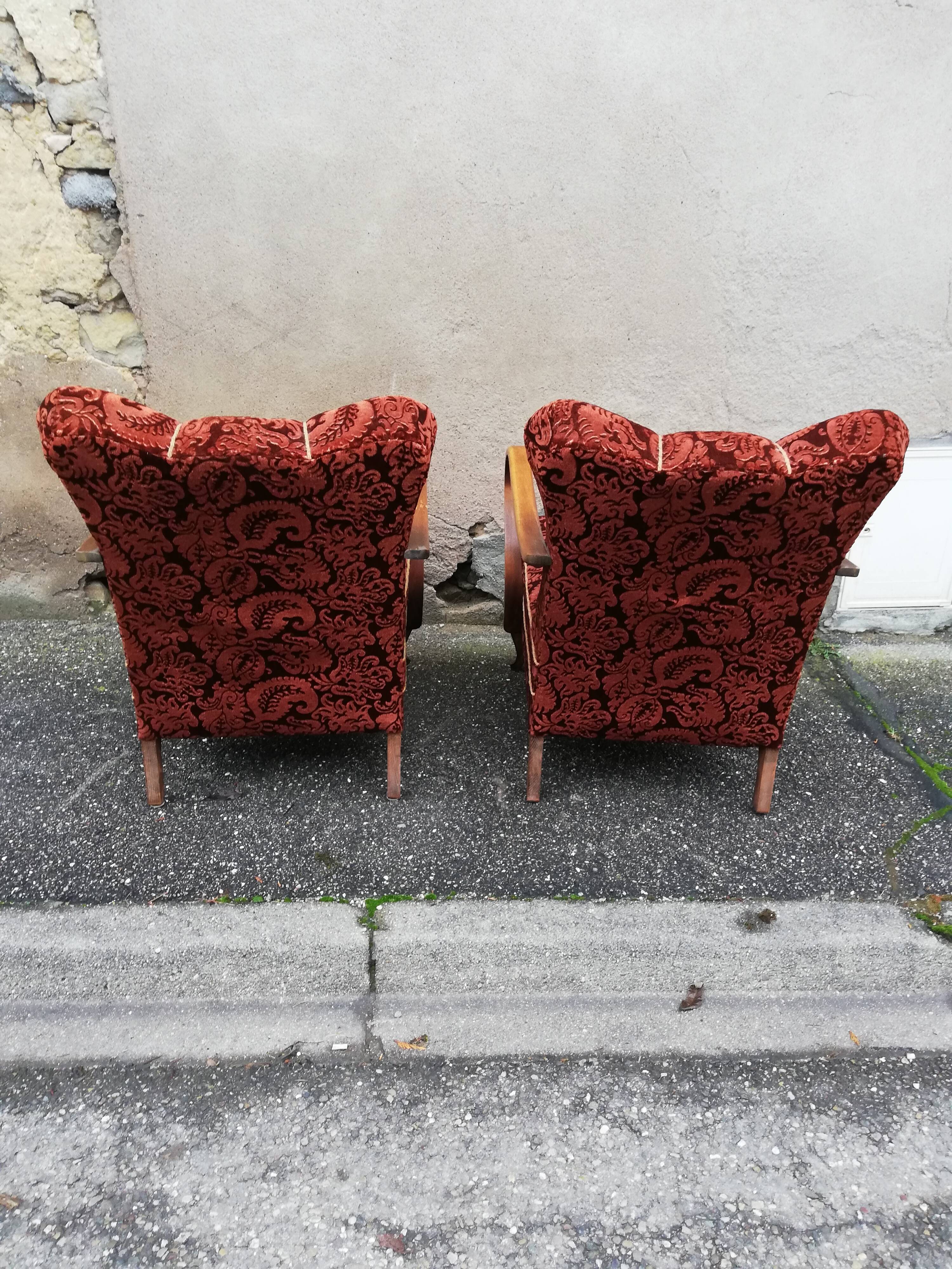 Paire de fauteuils année 50 tissu bordeaux