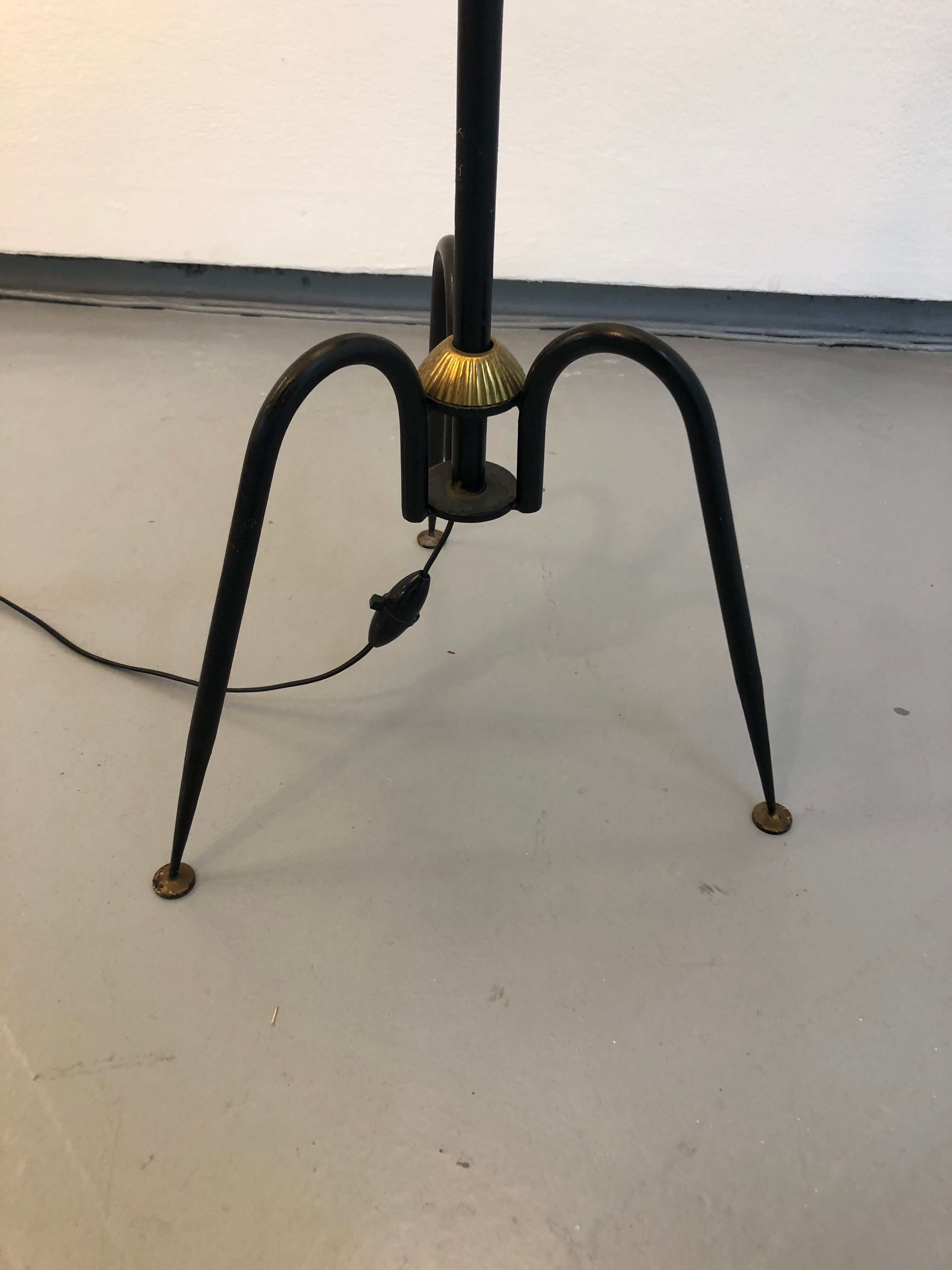 Floor lamp model 641 on metal tripod patinated rifle and elements in lunel brass