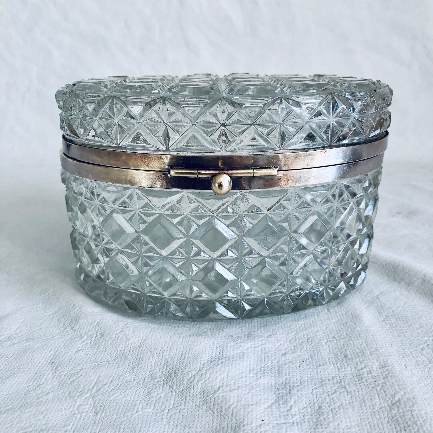 Boite à bijoux en verre taillé et laiton argenté