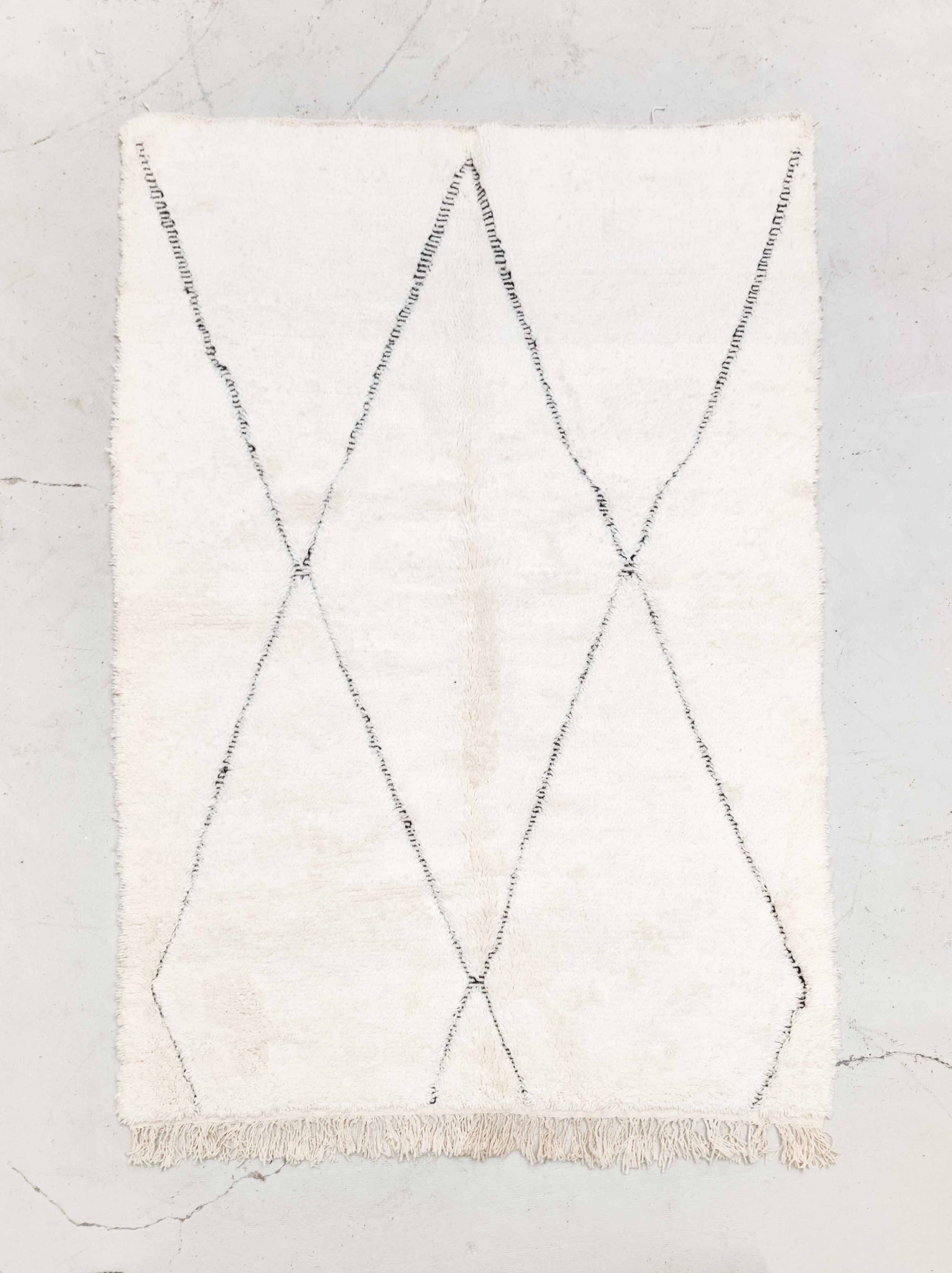 Beni Ouarain Moroccan Berber rug with engraved black diamonds 2.42x1.67m