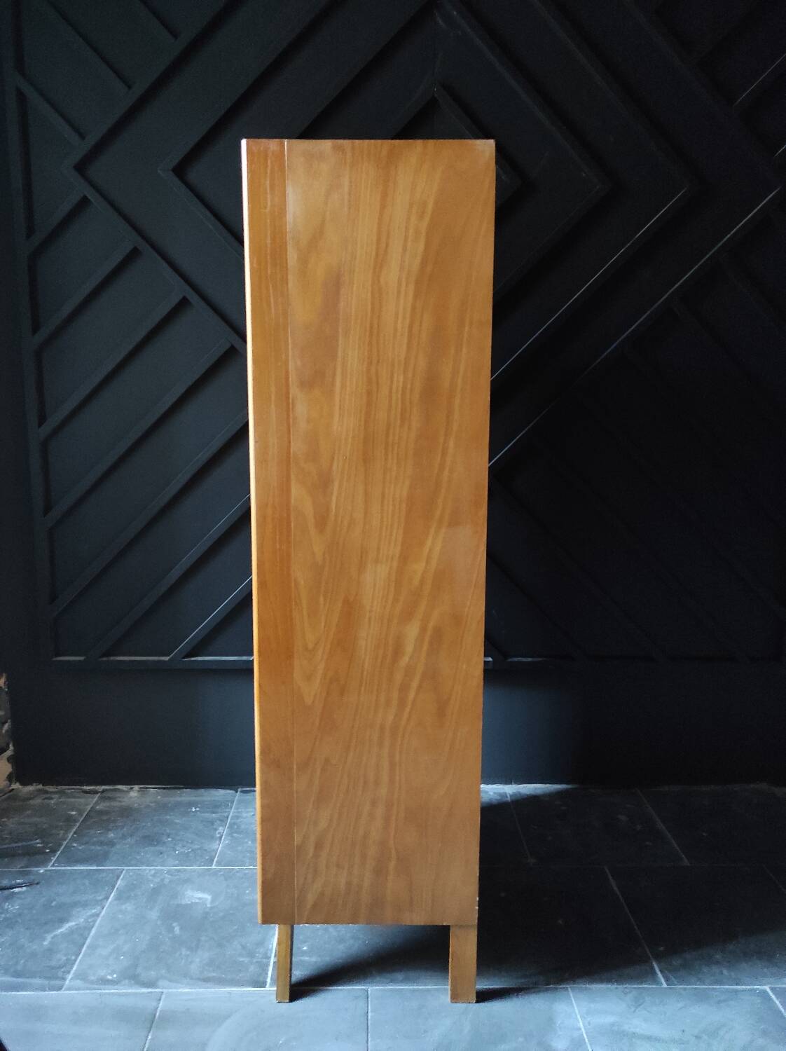 Small wardrobe with compass feet