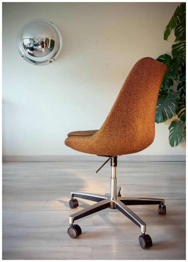 Chaise tulipe 70's, tissus lainé orangé et fonte d'aluminium