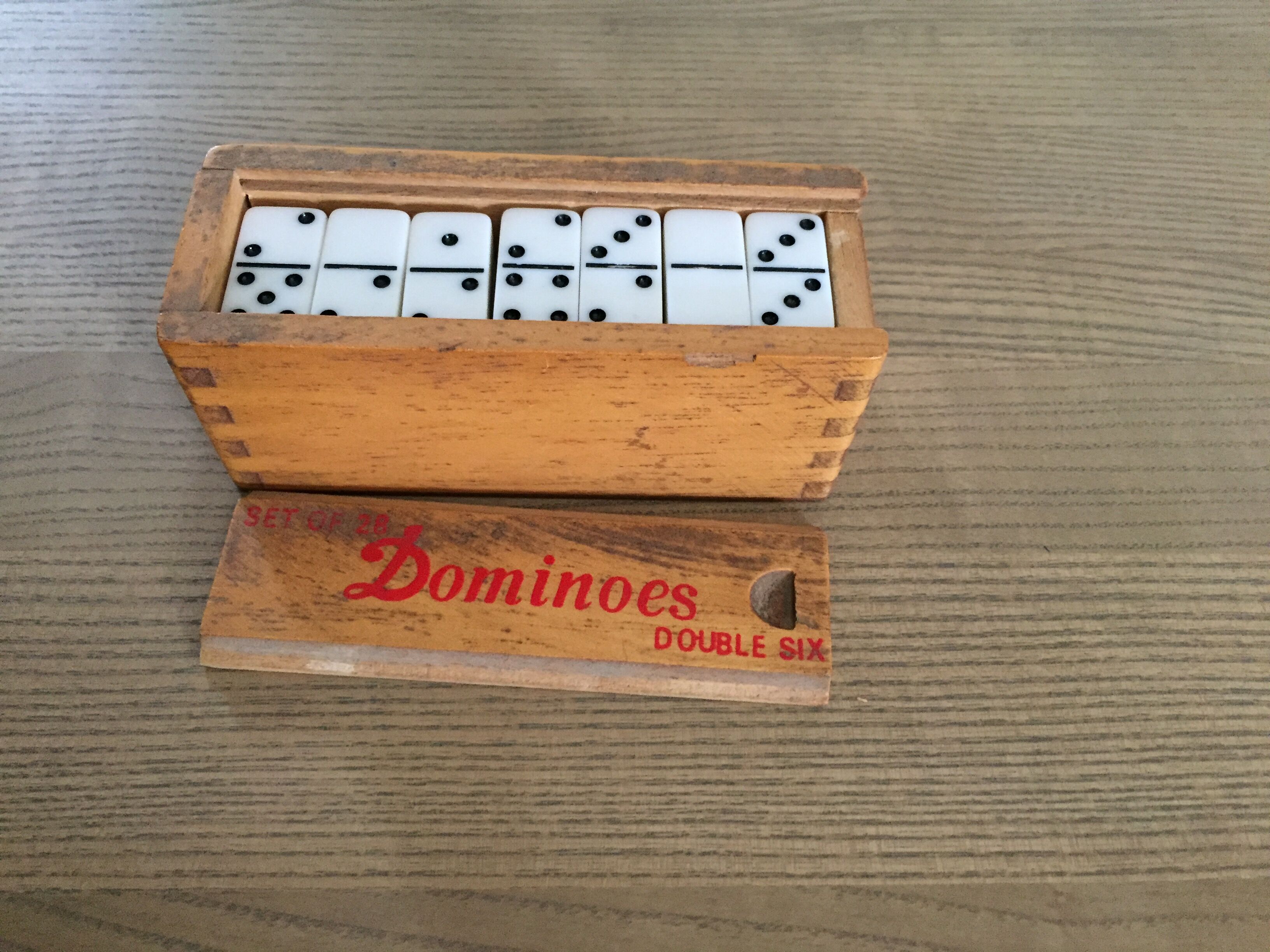 Jeu de dominos anciens dans sa boite en bois