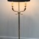Lampadaire de parquet de style néoclassique en laiton à têtes de dauphins
