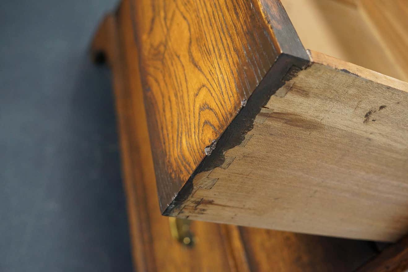 Commode anglaise en chêne début XXe siècle