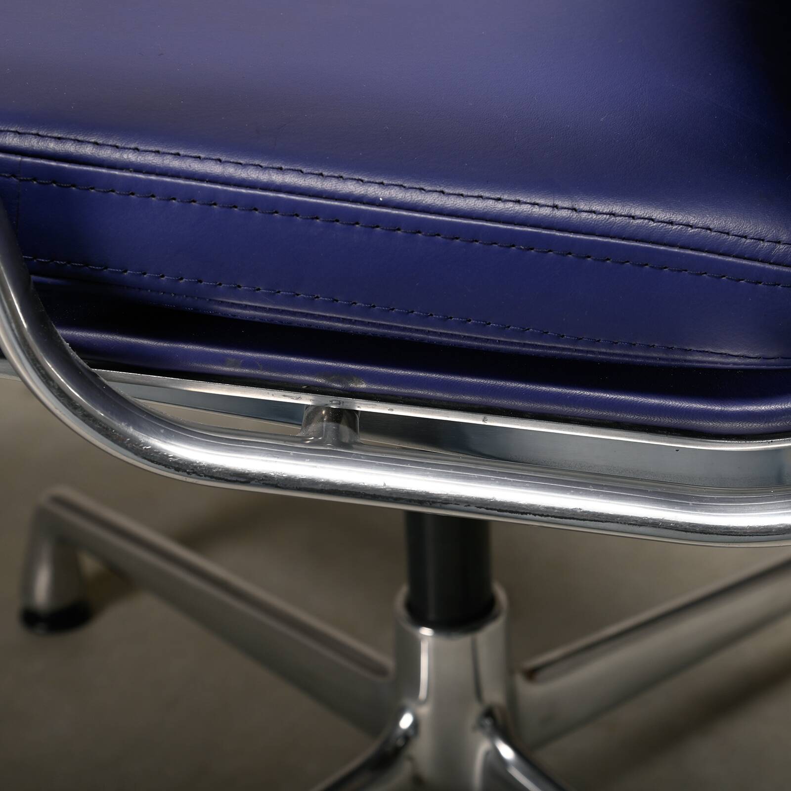 Charles & Ray Eames EA208 Chair in polished aluminum and Indigo blue leather