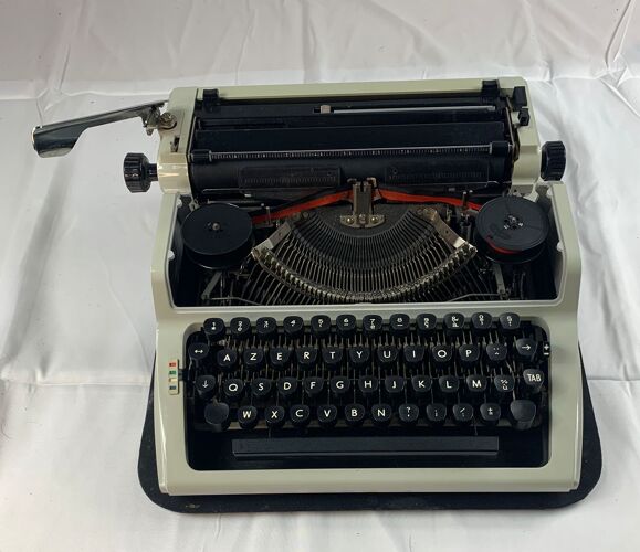 Machine à écrire erika 100/105