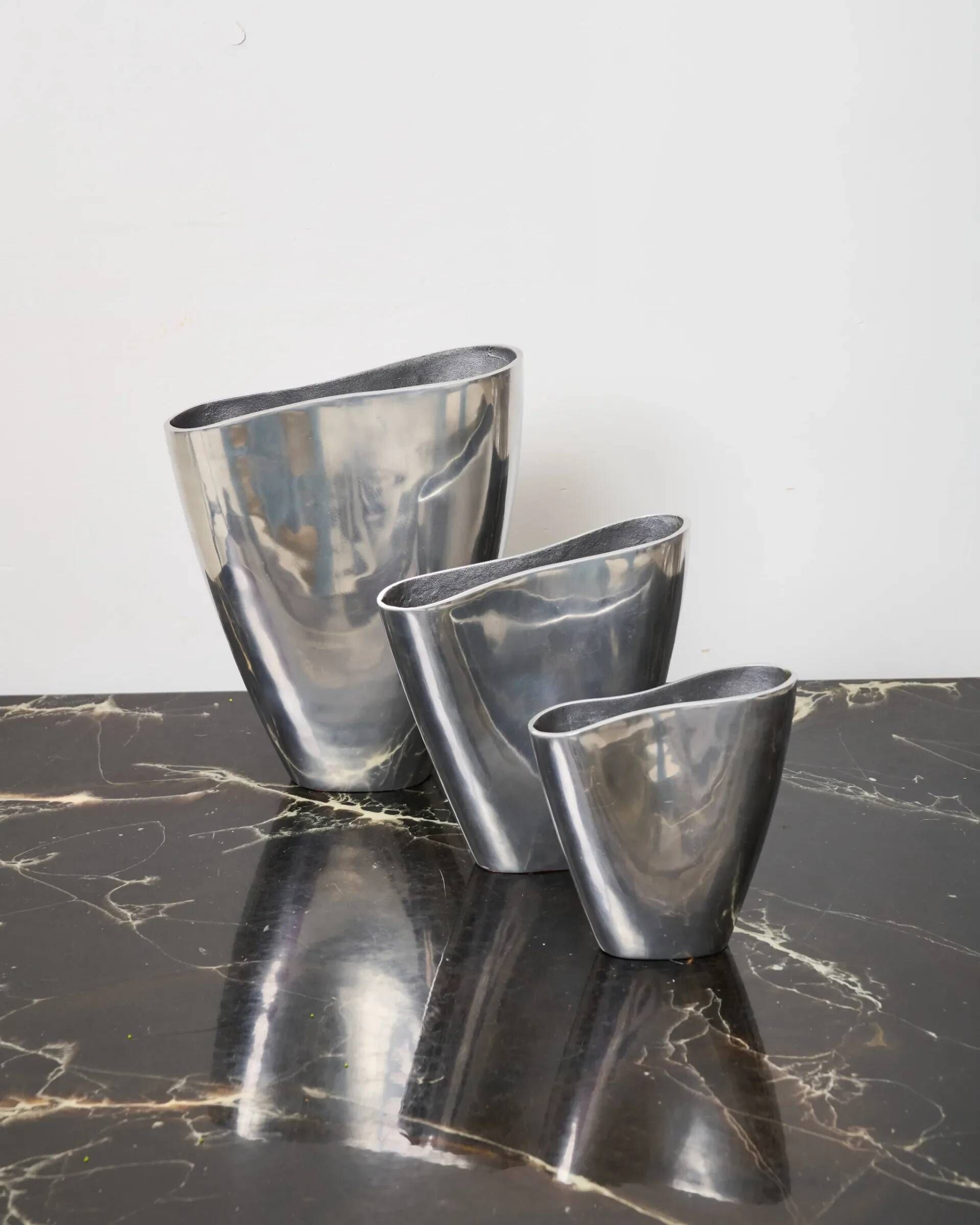 Vase moyen "Sillage" en fonte d'aluminium, 1970s