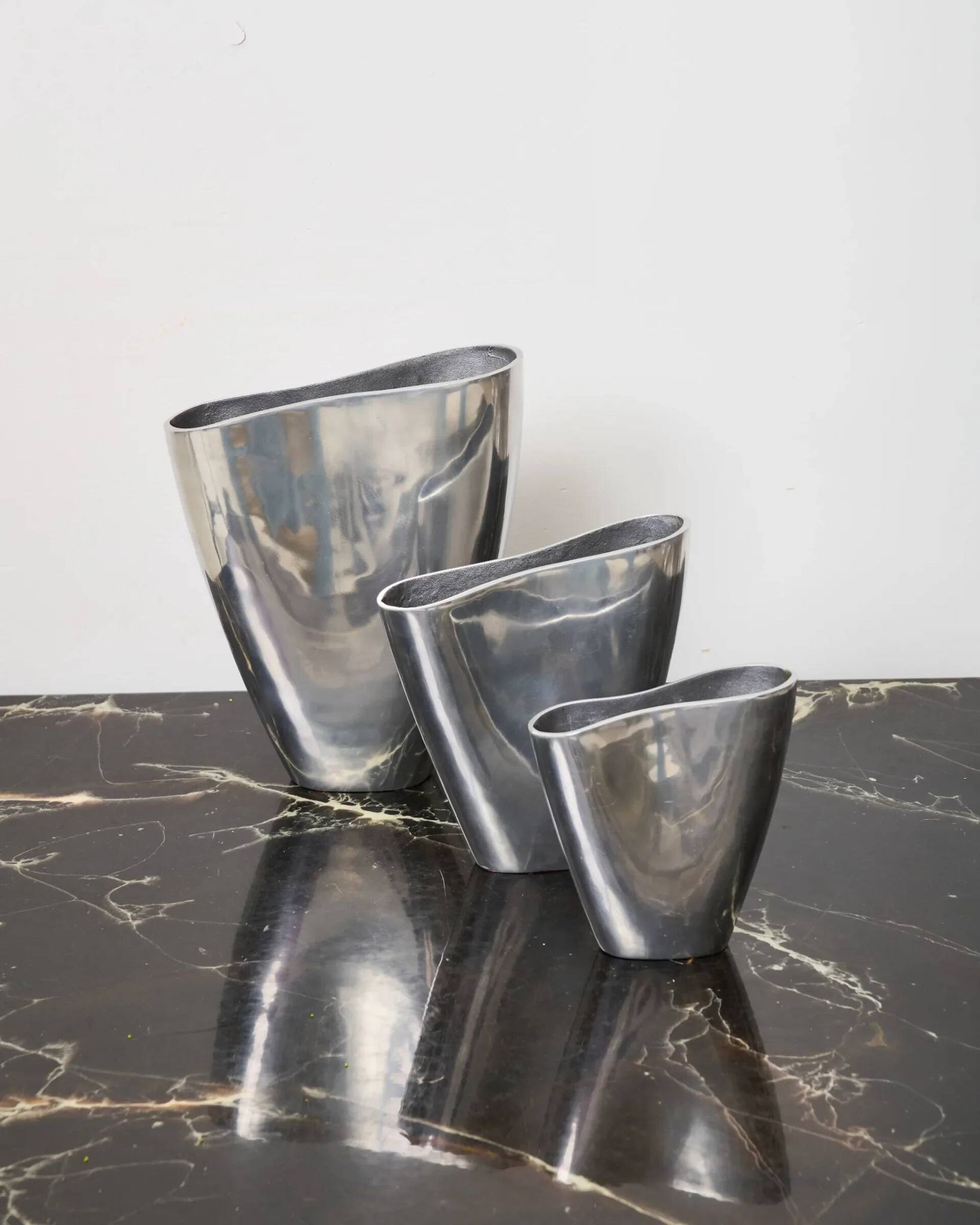 Vase moyen "Sillage" en fonte d'aluminium, 1970s