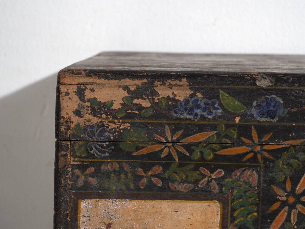 Coffre chinois ancien peint en bois de pin – Chine, circa 1900