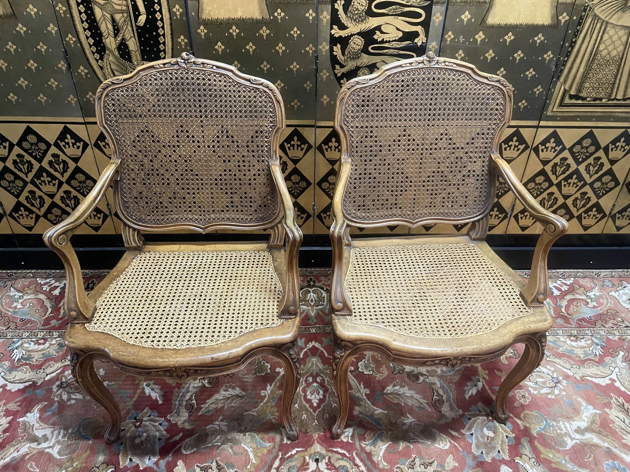 Paire de fauteuil de style Louis XV en cannage