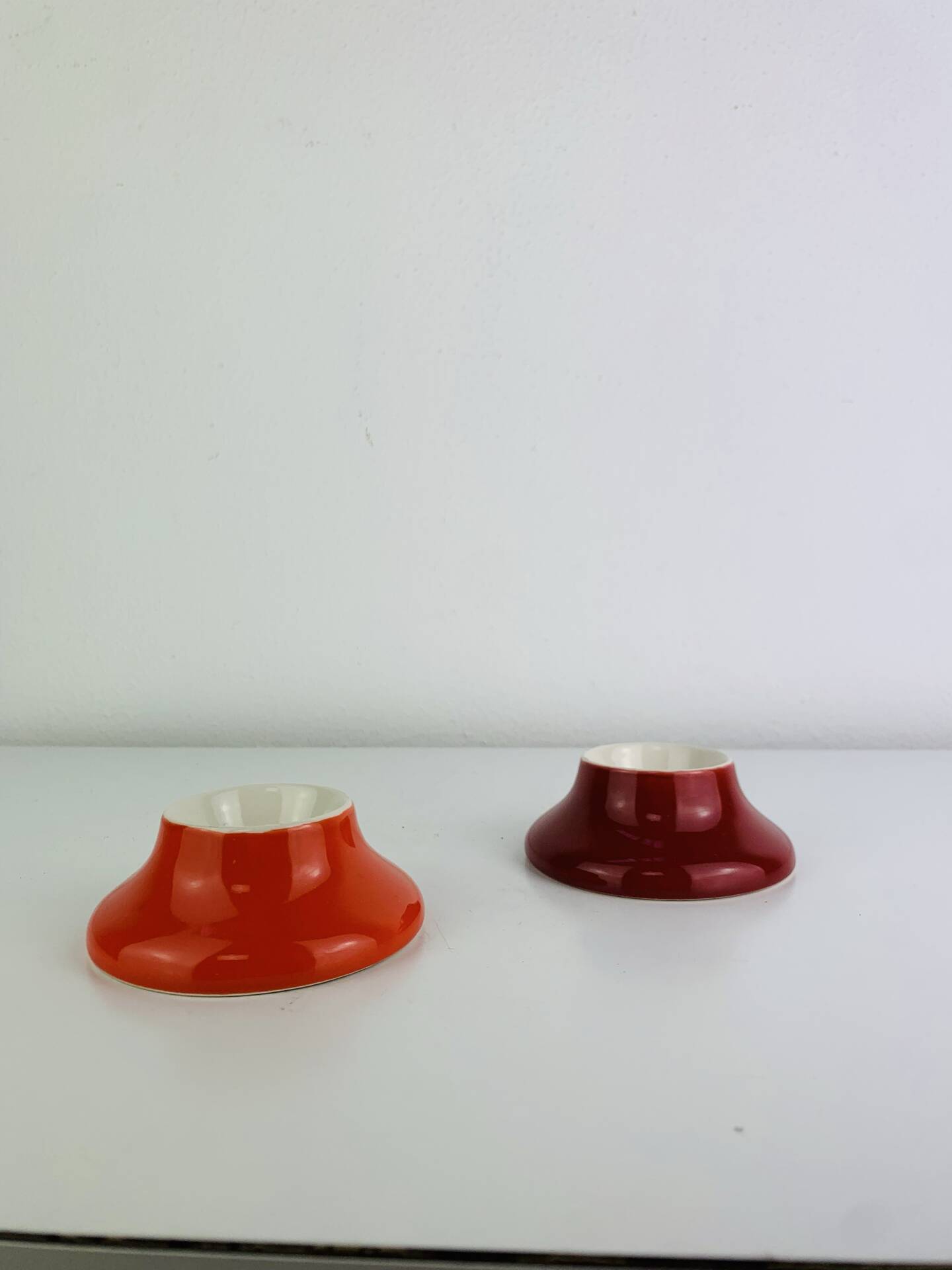 2 space age egg cups in orange and red ceramic, 70s