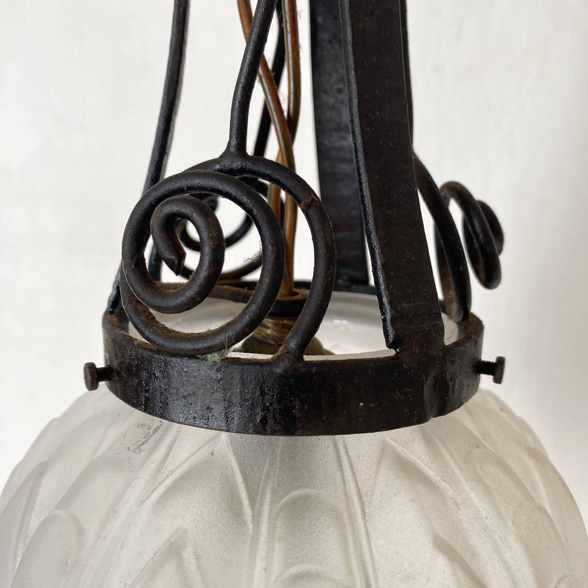 Suspension Art Déco 1930 en verre dépoli et fer forgé