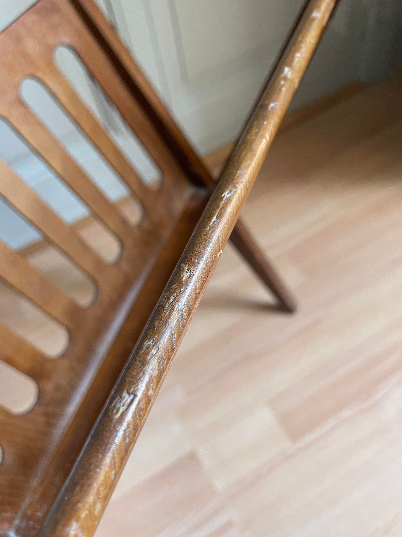 Foldable Scandinavian magazine holder