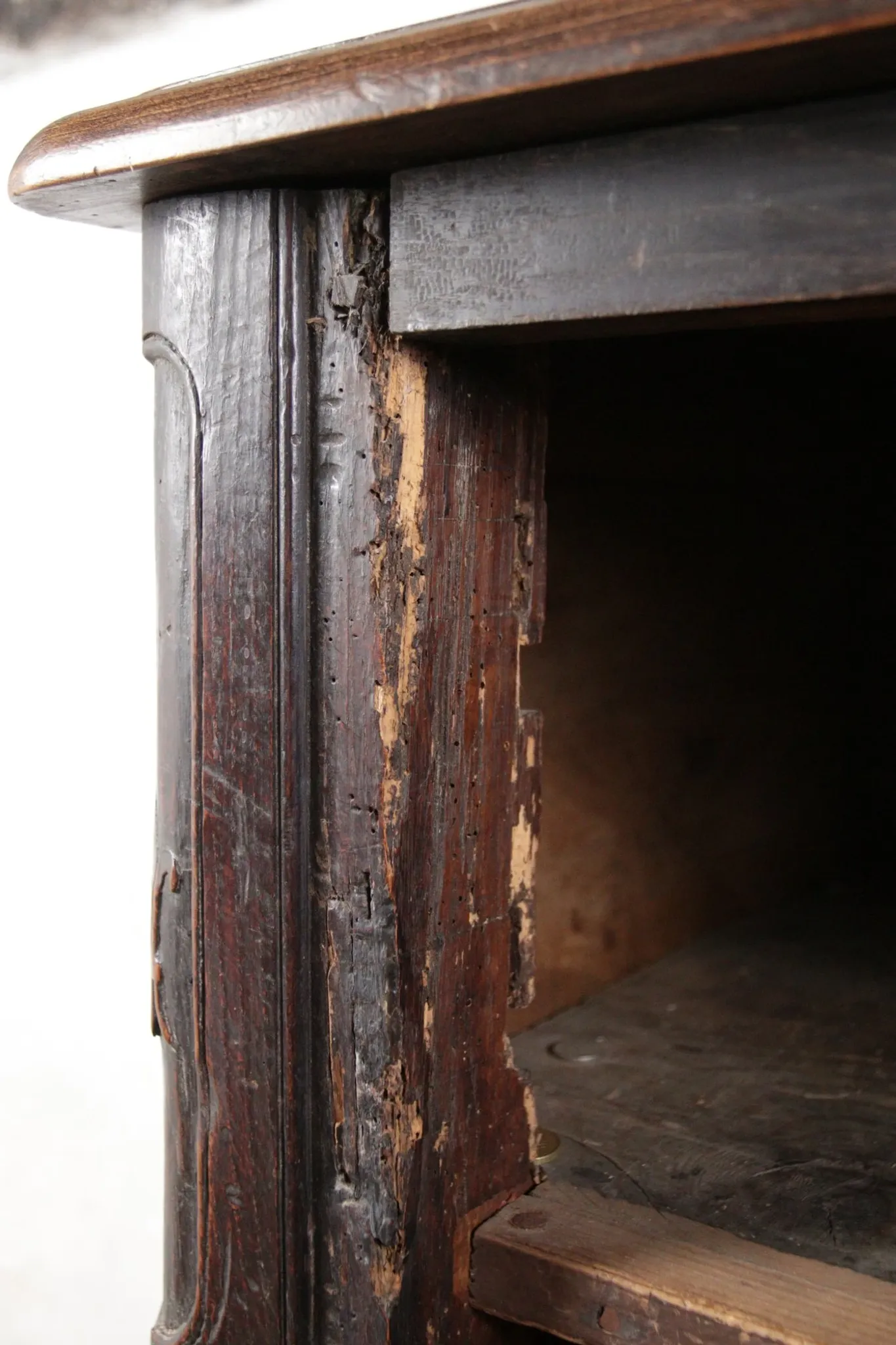Unique 17th century cabinet portrait and scallop