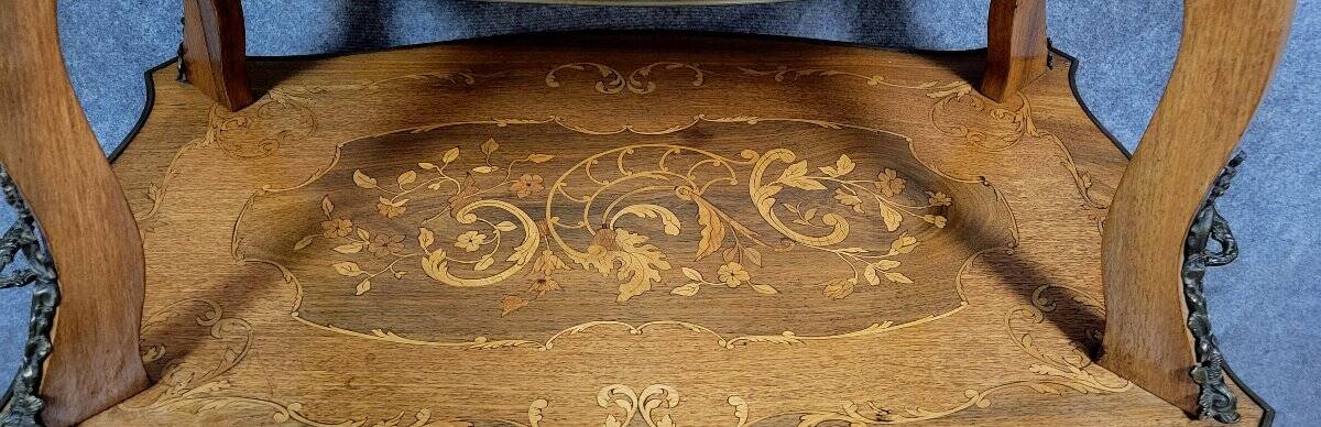 Table à thé a deux plateaux en marqueterie
