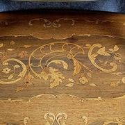 Table à thé a deux plateaux en marqueterie