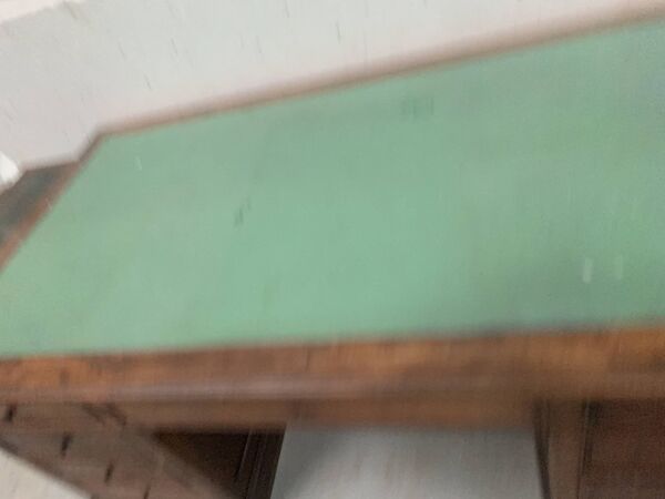 Bureau plat a caisson de style Napoléon III en acajou XIX siècle