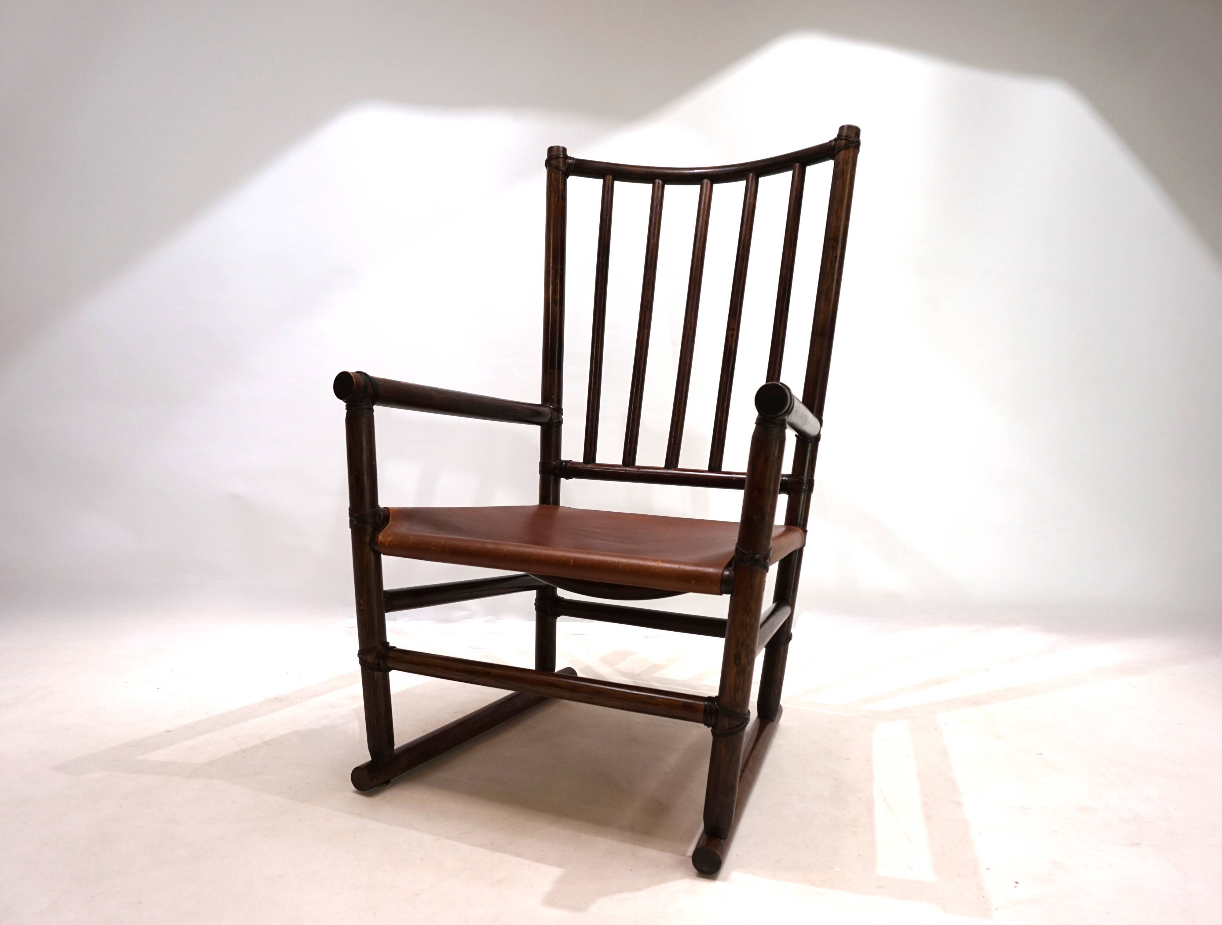 Fauteuil Manou en rotin et assise en cuir, 1960