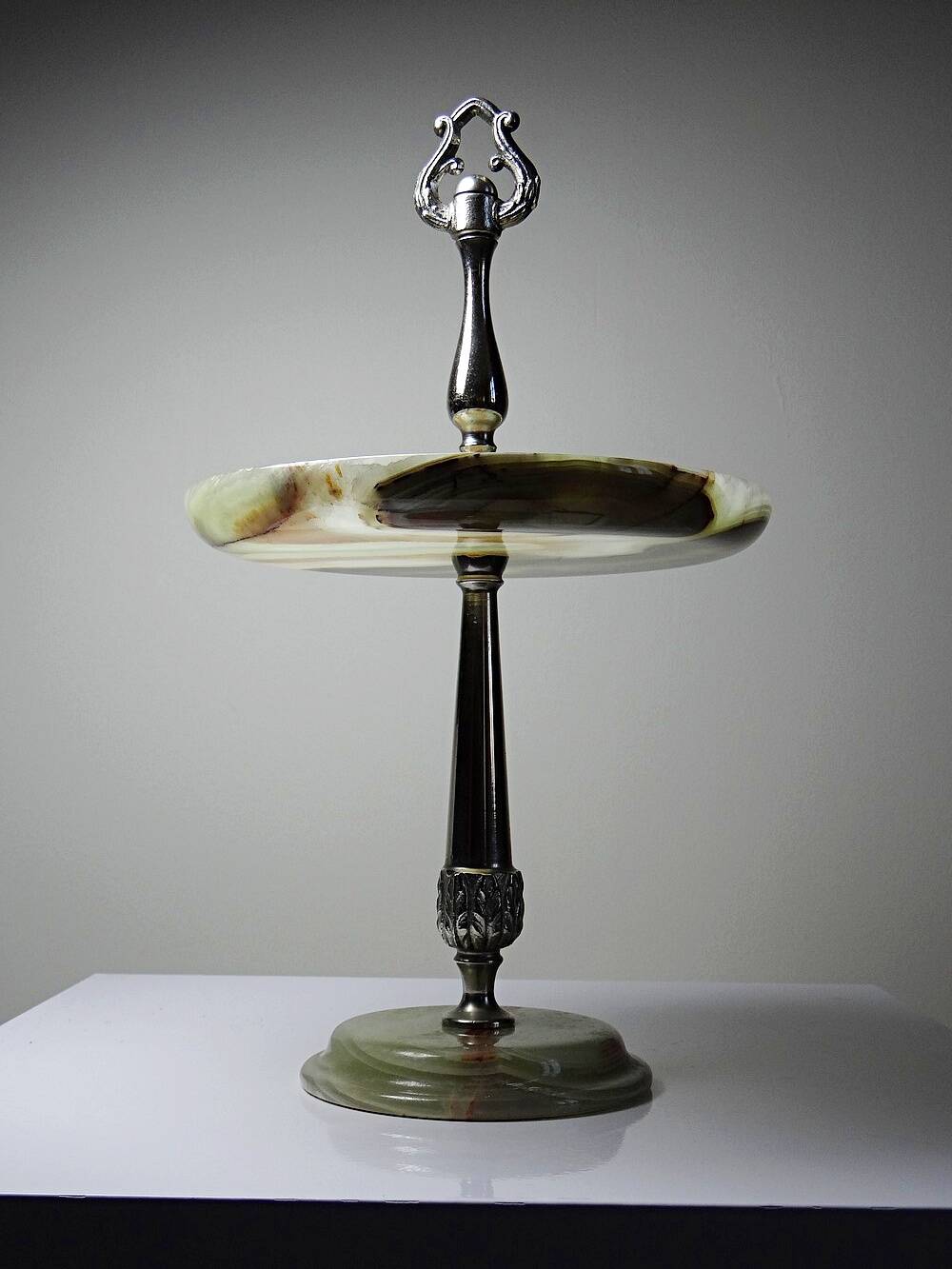 Rare display stand in green onyx and silver-plated metal, Italy, vintage 1935-1955.