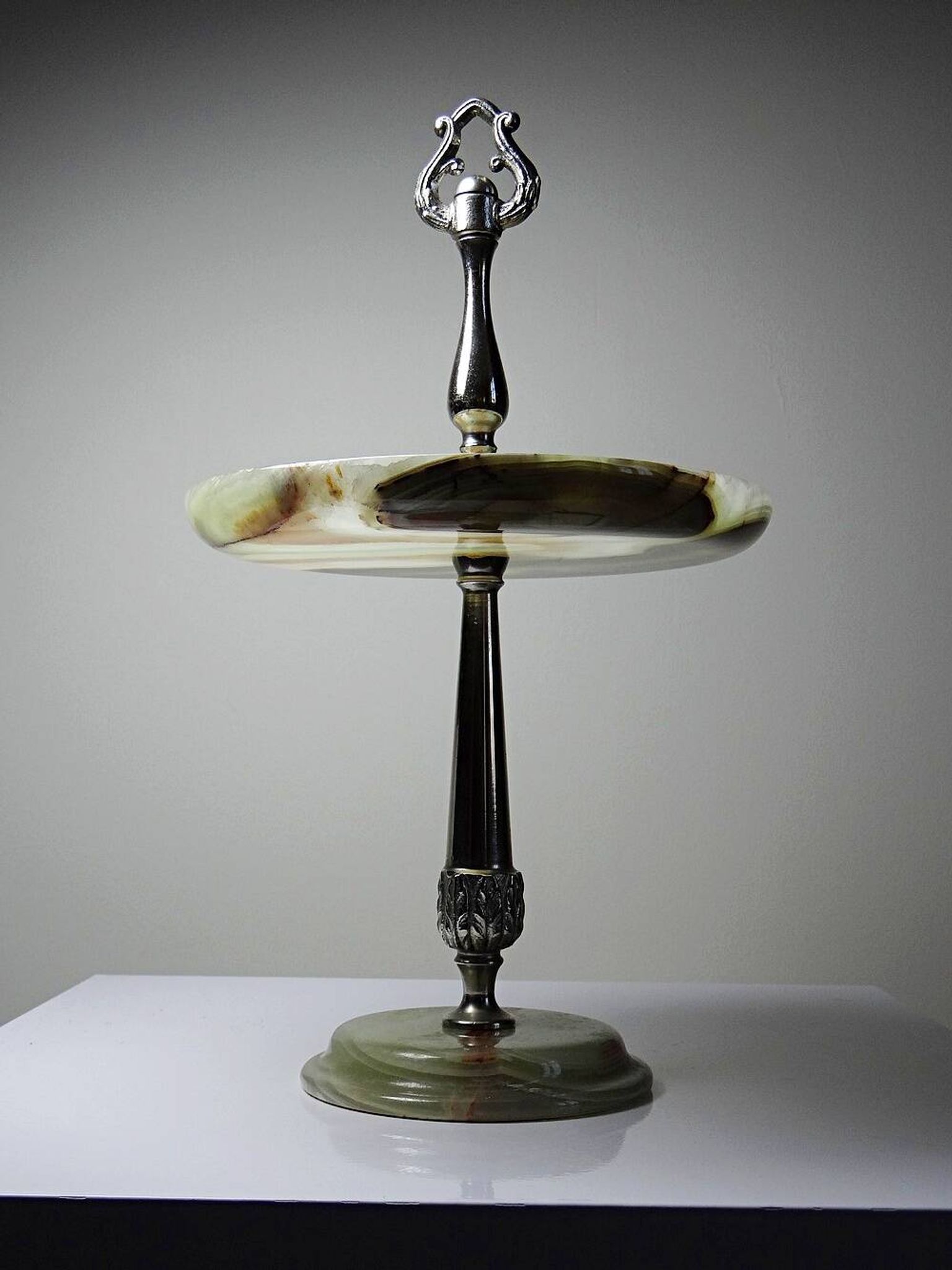 Rare display stand in green onyx and silver-plated metal, Italy, vintage 1935-1955.