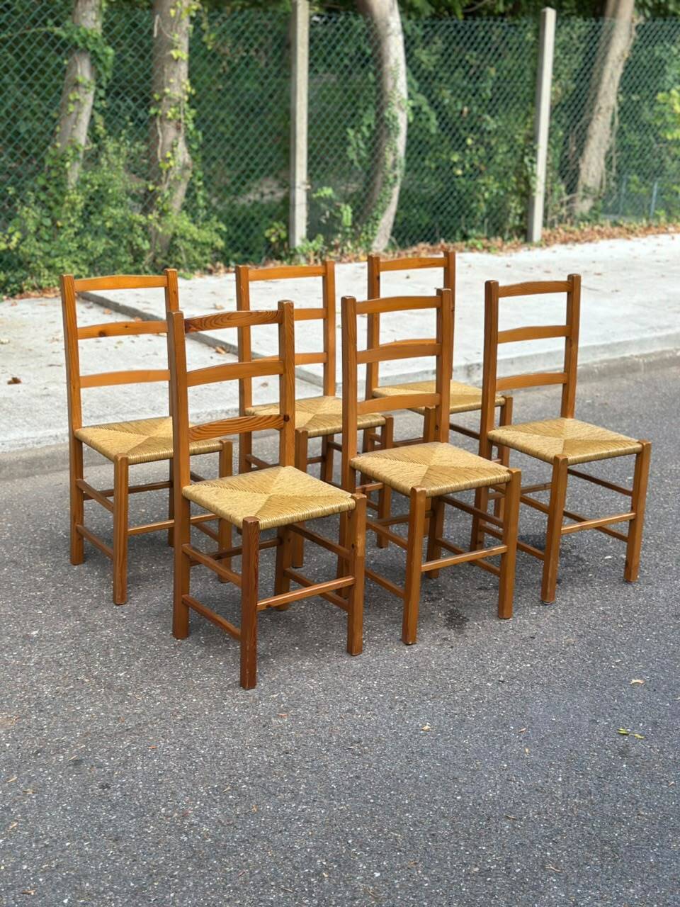 Set of 6 brutalist style chairs in solid pine and woven straw from the 1970s.