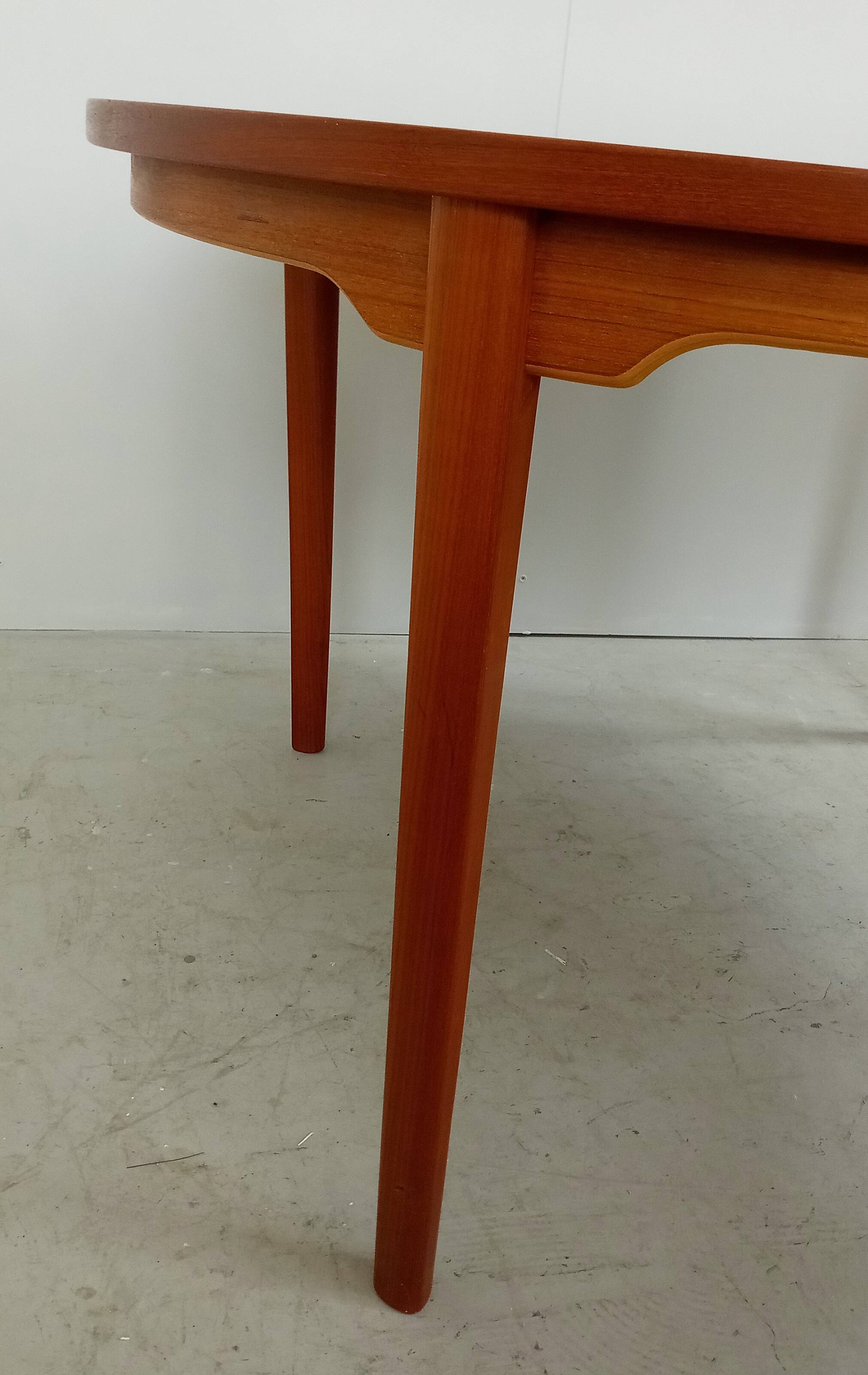 Danish round dining table by Sören Willadsen in teak, 60s