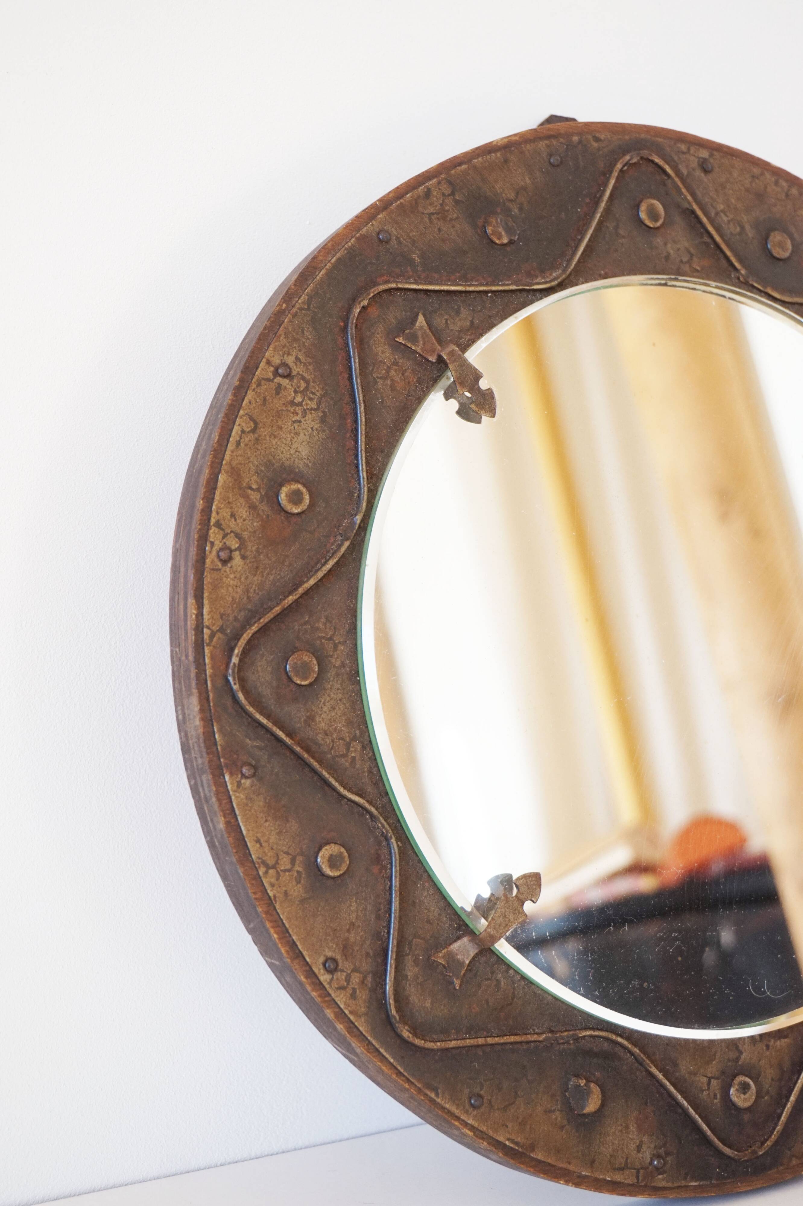Decorative mirror in wood and gold metal