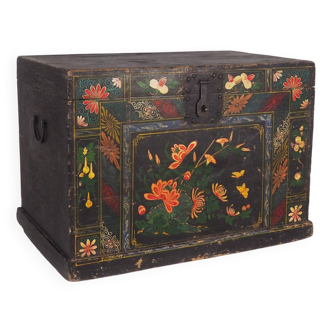 Malle d’opéra chinoise ancienne avec illustrations florales (Chine, vers 1900)