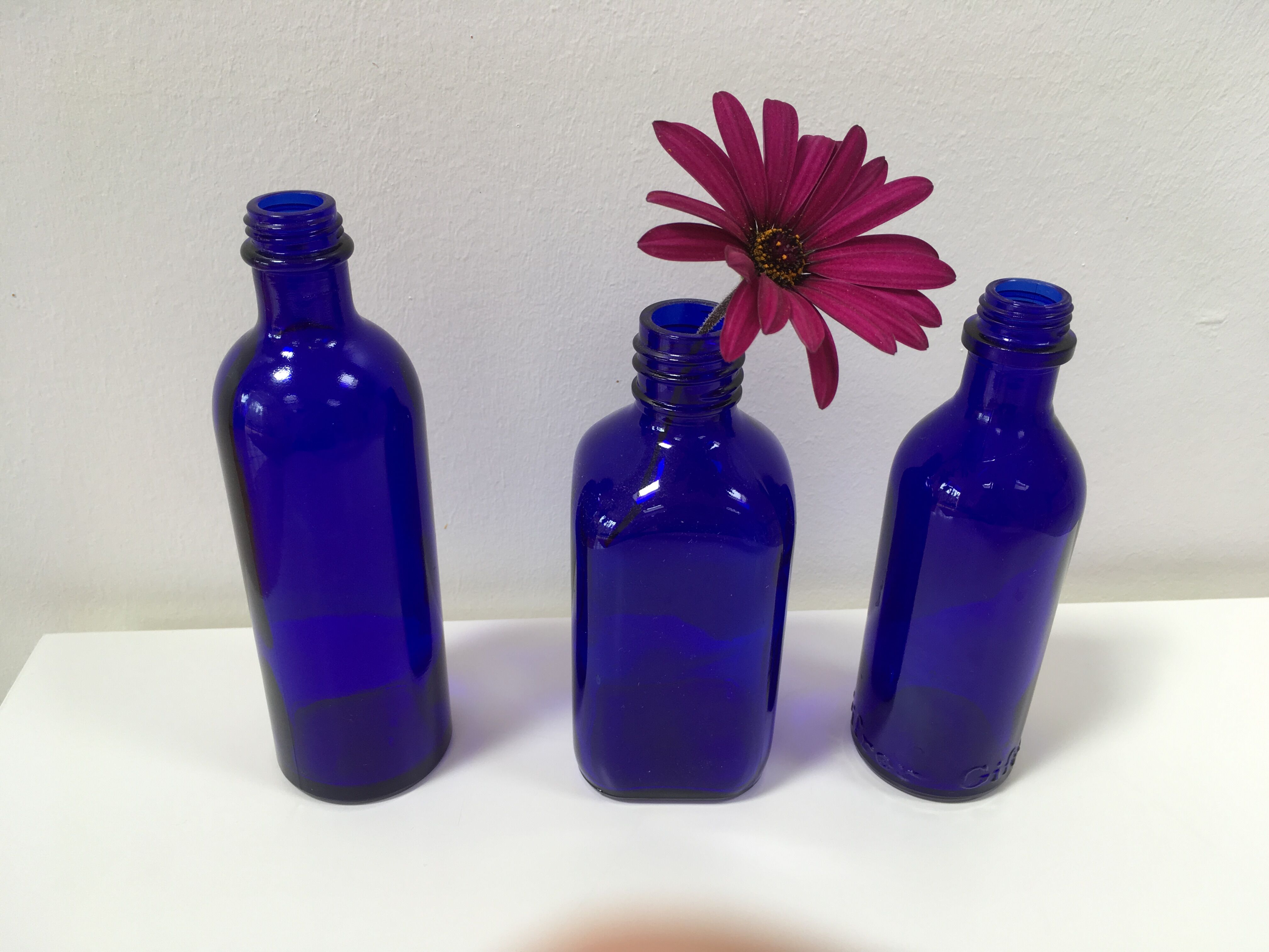 Trio de bouteilles bleues de pharmacie