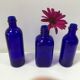 Trio de bouteilles bleues de pharmacie