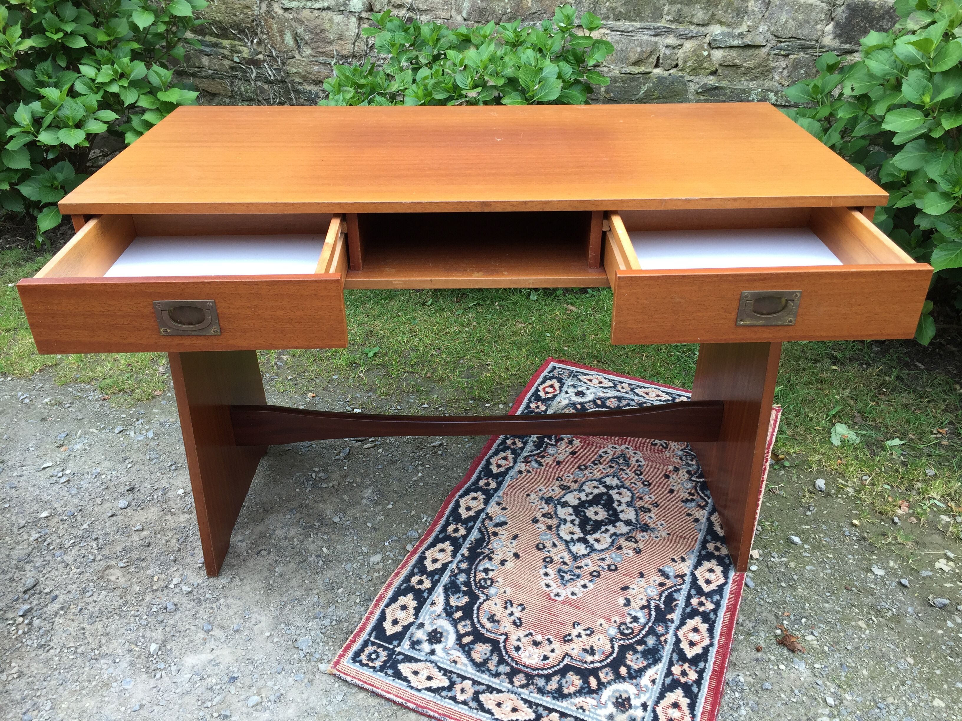 Bureau marine vintage en teck à 2 tiroirs