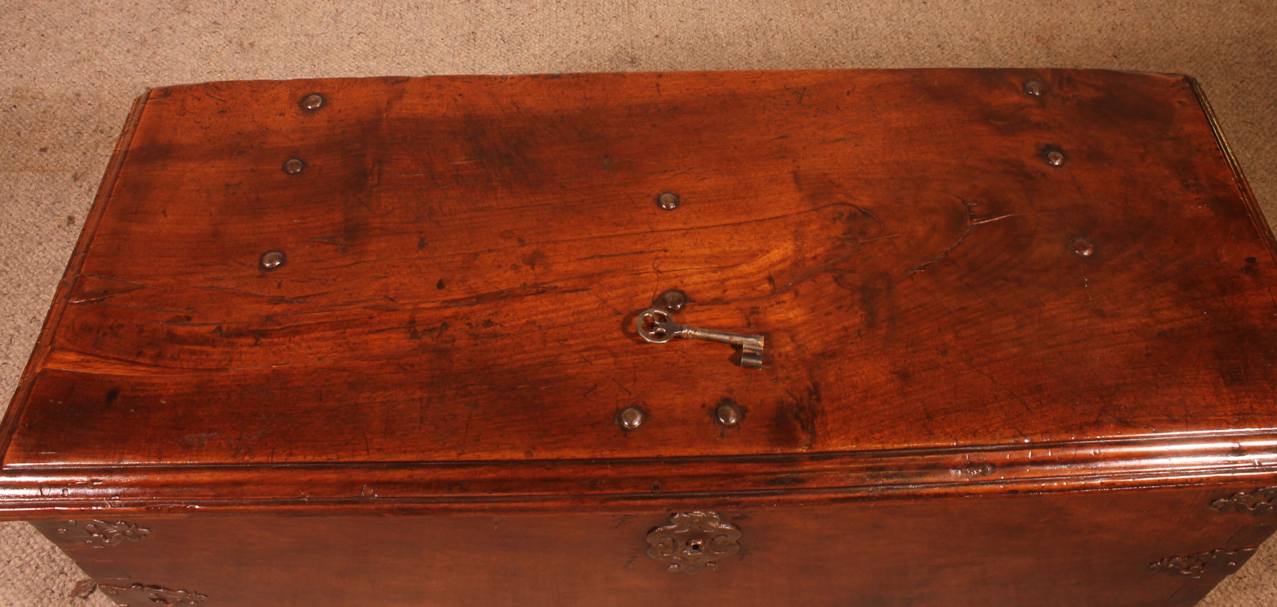 Spanish Renaissance chest in walnut - 16th century