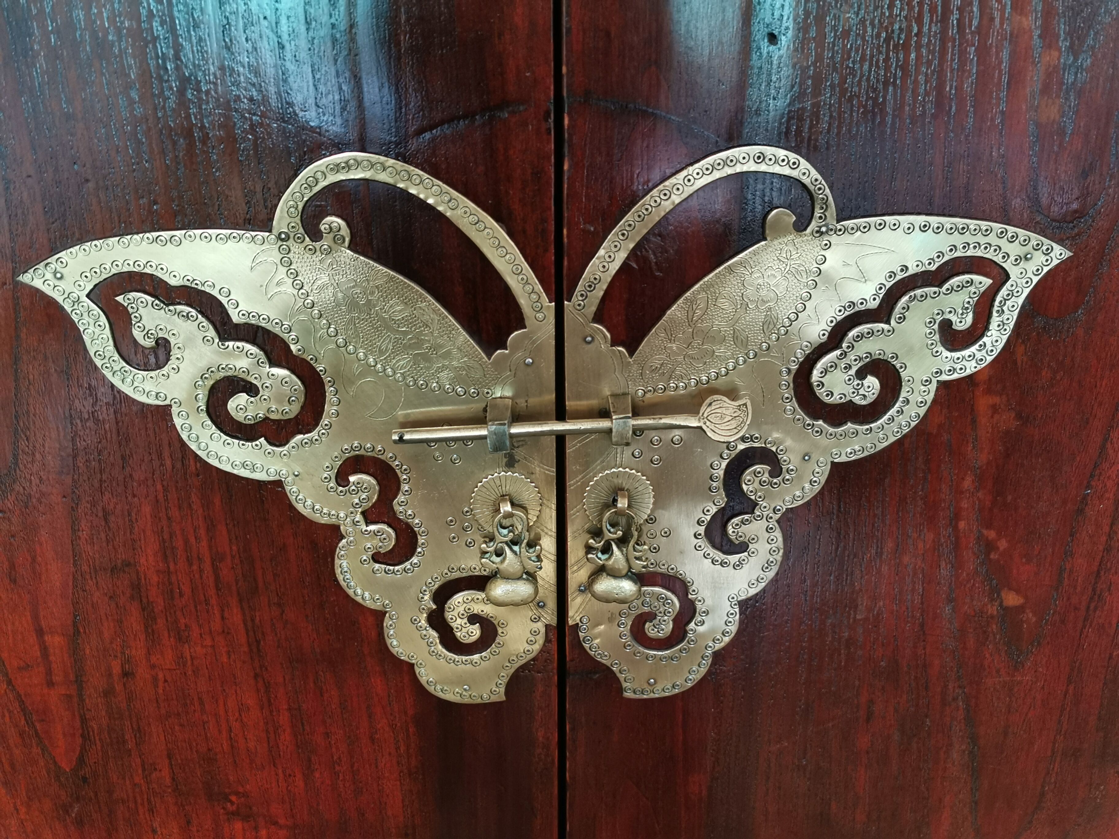 Shanxi's Chinese elm cabinet