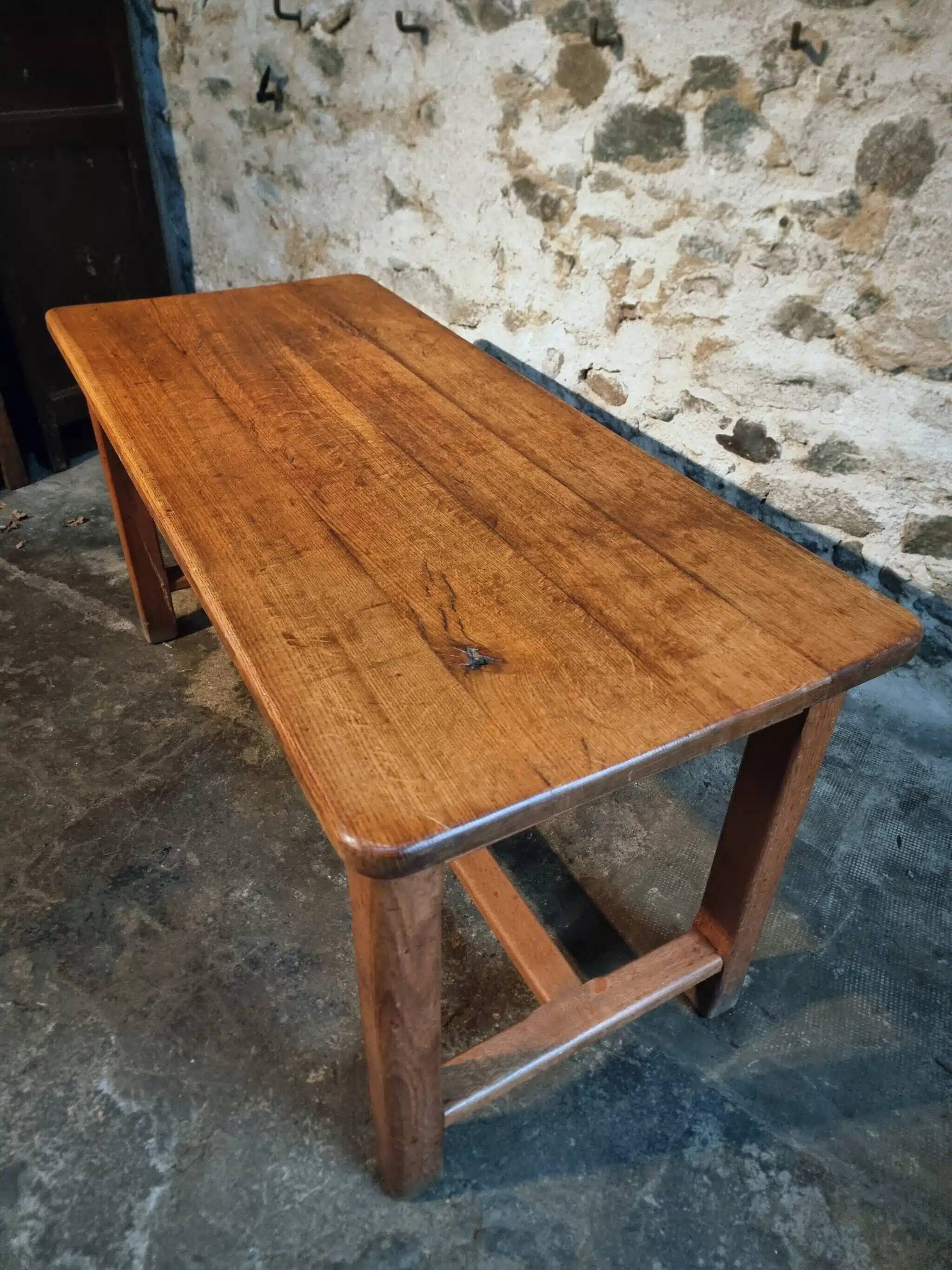 Table vintage en chêne français avec finition vernie d'origine