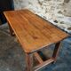 Table vintage en chêne français avec finition vernie d'origine
