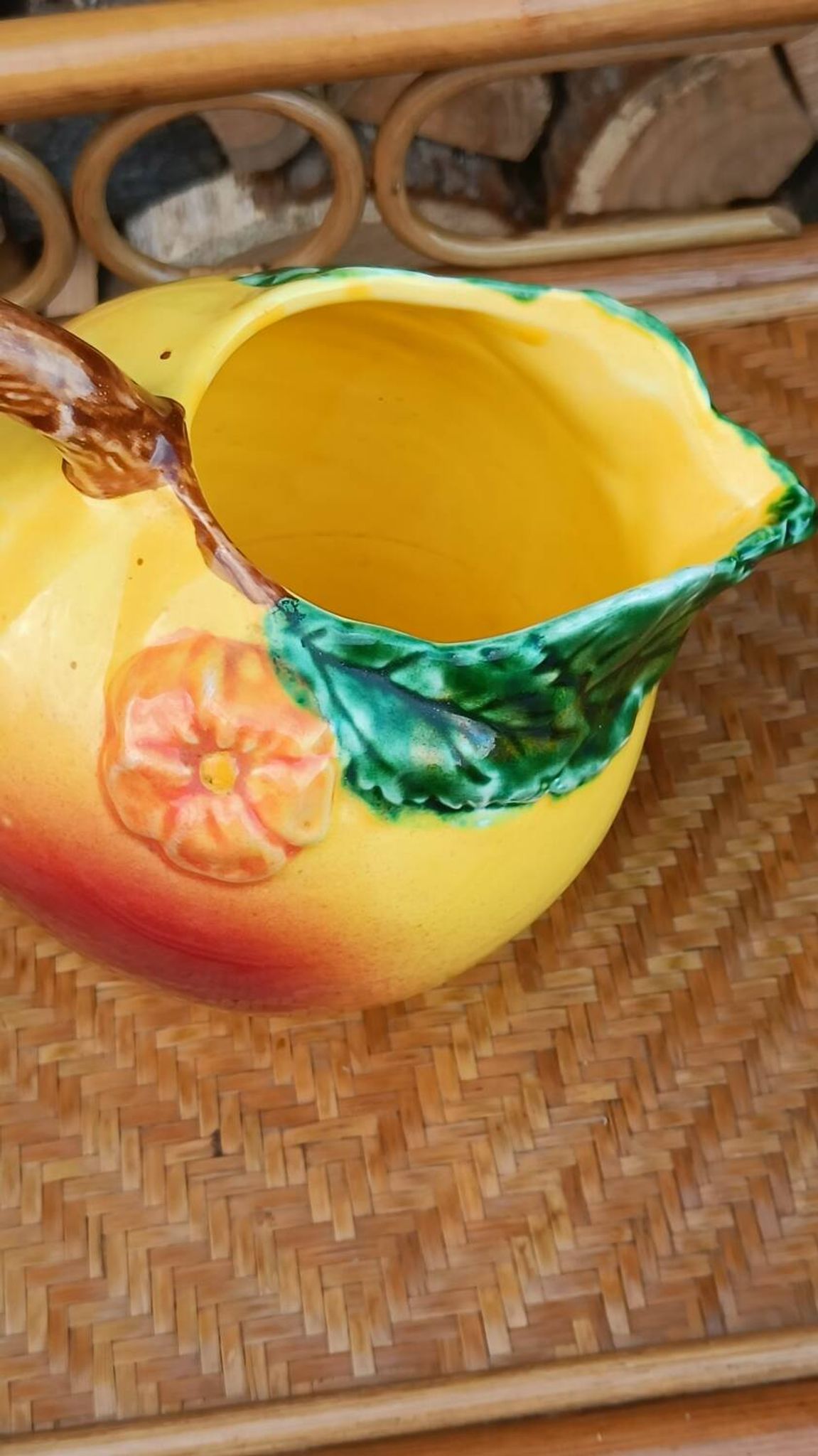 Jug in slipware apple